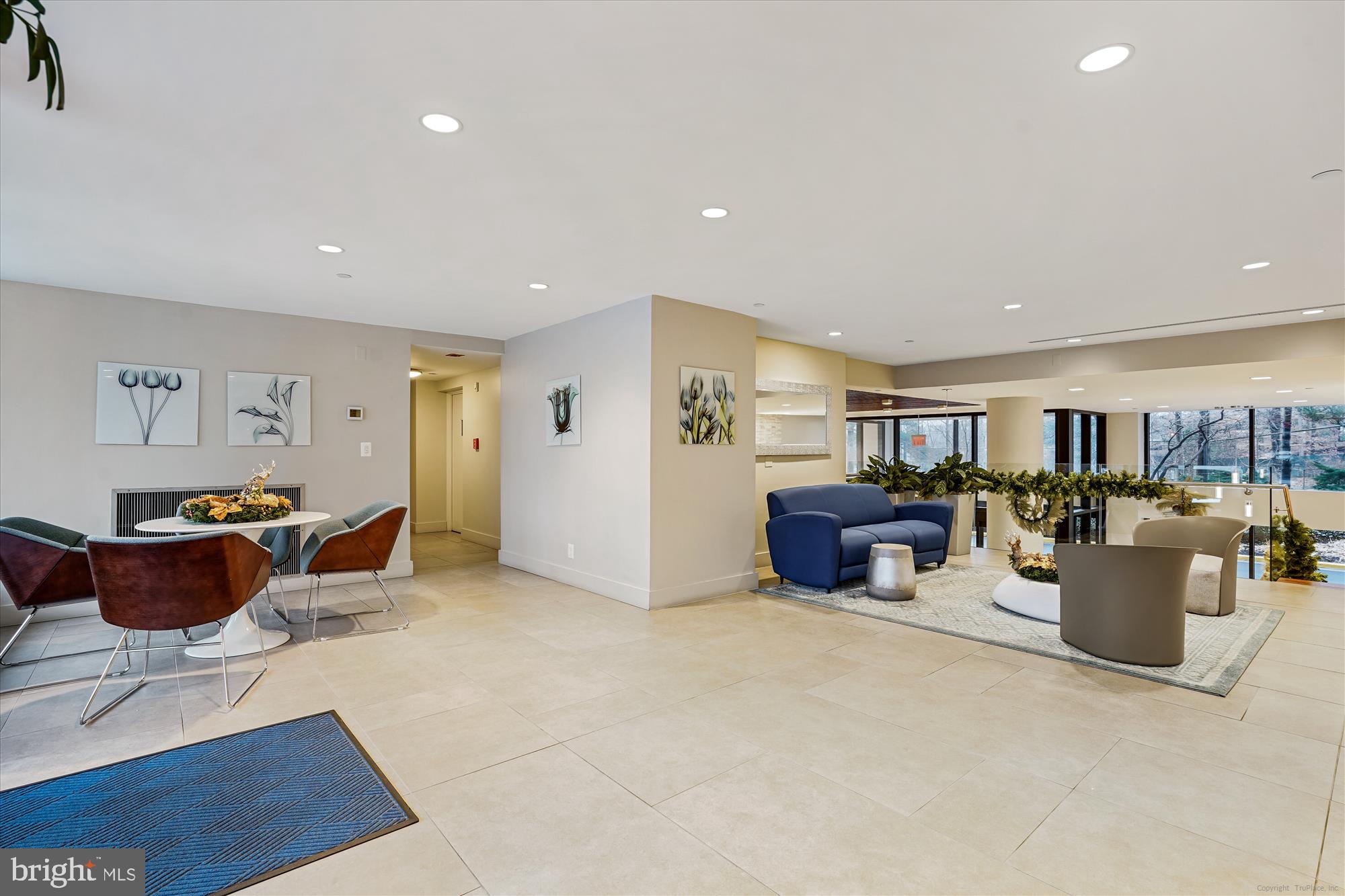 LAKESIDE PLAZA - Residential Lease