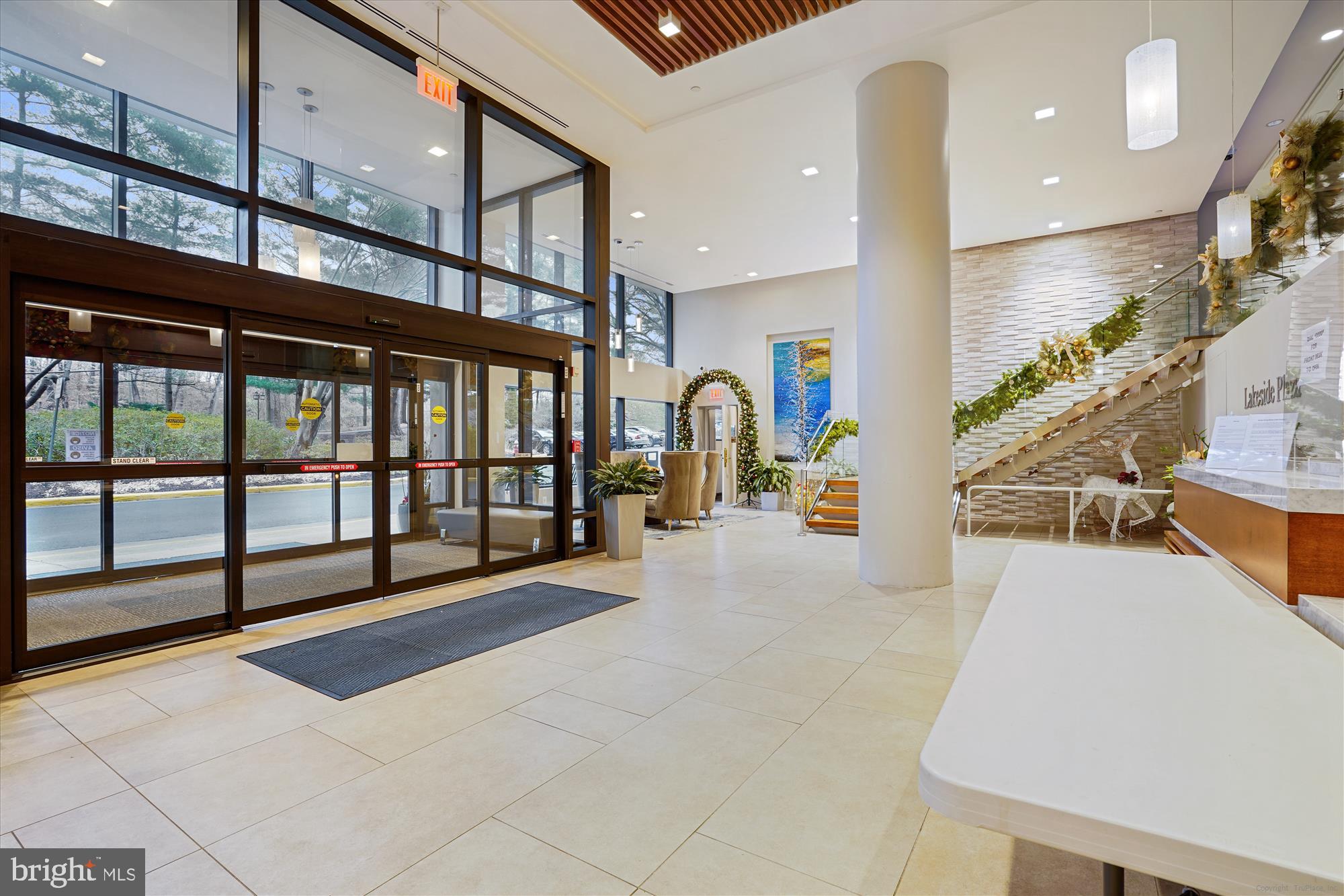 LAKESIDE PLAZA - Residential Lease