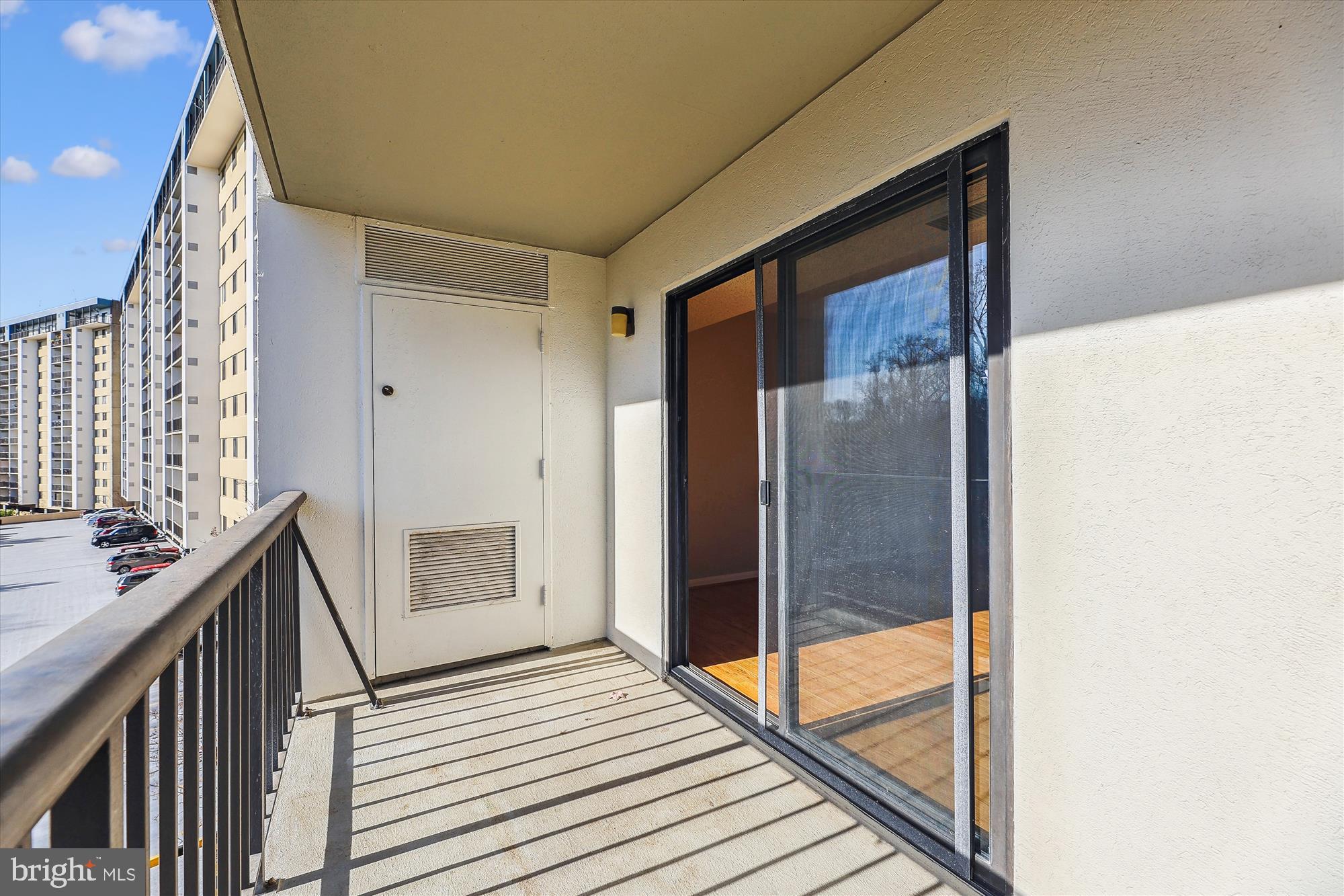 LAKESIDE PLAZA - Residential Lease