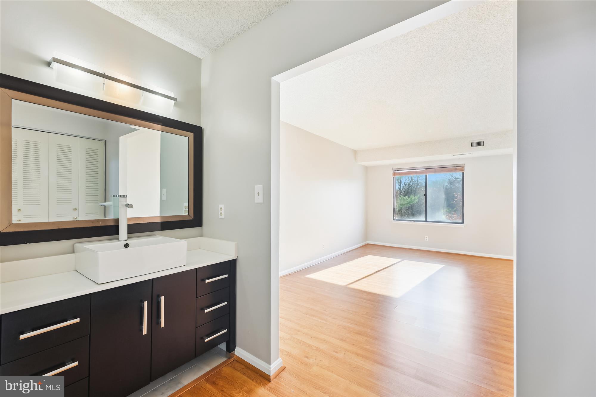 LAKESIDE PLAZA - Residential Lease