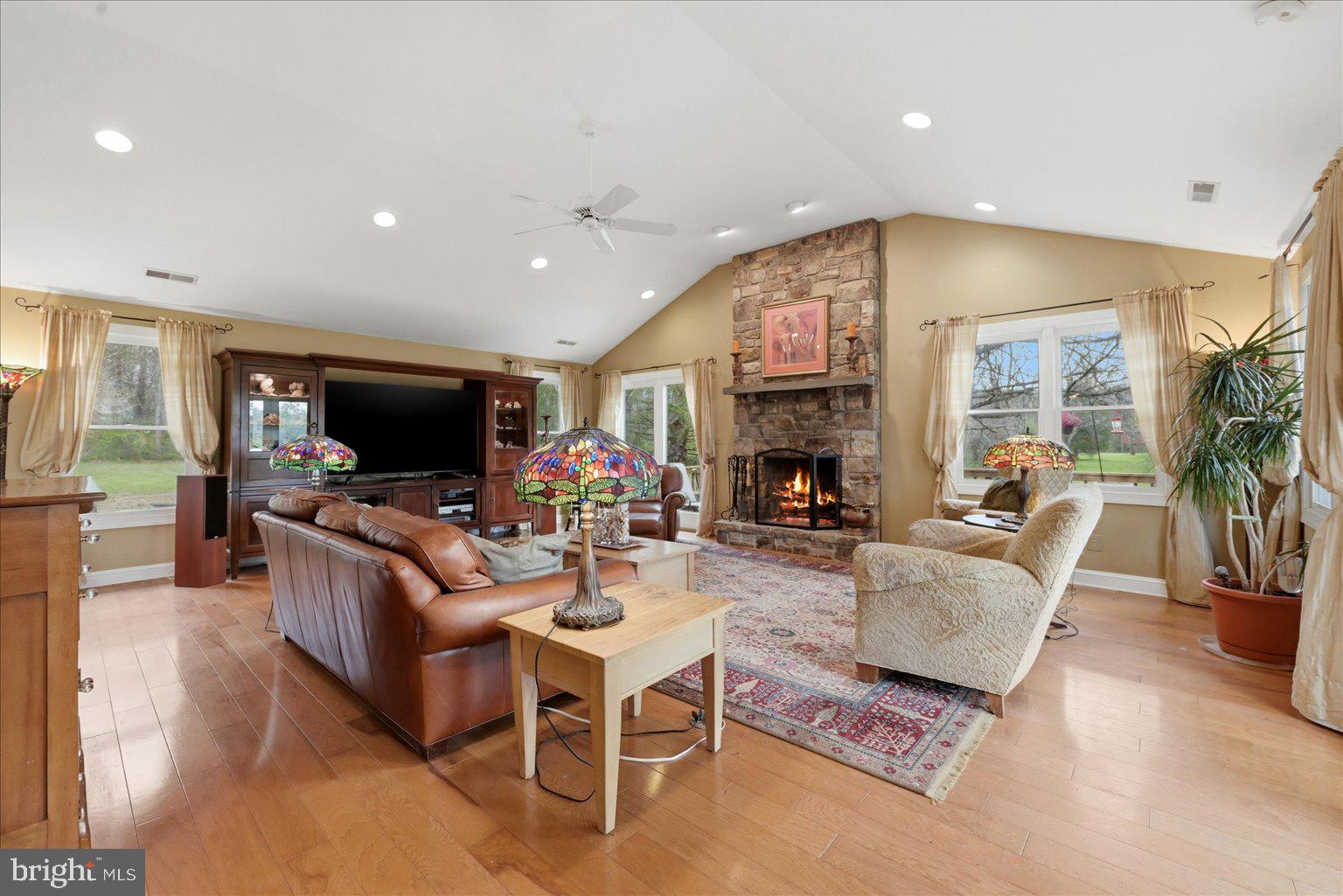 THE CHIMNEYS - Residential