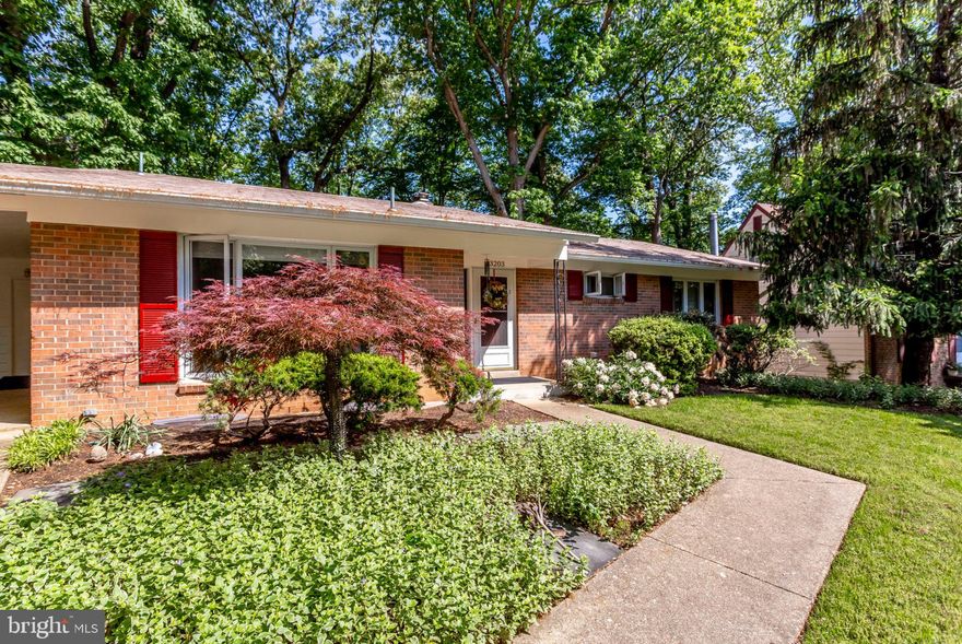 UNIQUE AND LOVINGLY MAINTAINED 4 BEDROOM 3 FULL BATH HOME OVERLOOKING TREES AND ADJACENT TO FORT WASHINGTON PARK. SITUATED ON A QUIET CUL DE SAC, THIS RECENTLY PAINTED HOME BOASTS 4 BEDROOMS AND 3 FULL BATHS AND LARGE FENCED YARD.  EAT IN KITCHEN HAS NATURAL LIGHT FROM LARGE PICTURE WINDOW.  GAS FIREPLACE, CAR PORT, WORKSHOP, LOVELY FRONT GARDEN.  AMPLE CLOSET/STORAGE SPACE. EASY ACCESS TO DC VA.MEMBERSHIPS AVAILABLE TO FORT WASHINGTON MARINA  WITH BOAT RAMPS.  ONE ALSO CAN JOIN THE SWIM CLUB WITH TENNIS, PICNIC TABLES AND BONFIRE AREA.