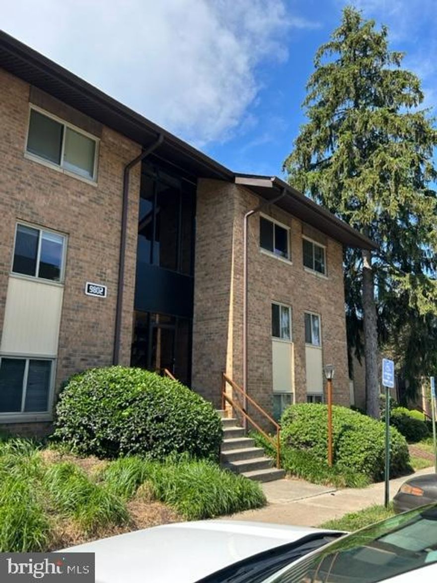 2 bedroom with Den hardwood flooring and carpet shows well 
currently rental for investors rent $1750 monthly tenant like to stay .
convenient location shopping schools lake close by.. Bus stop in immediate area