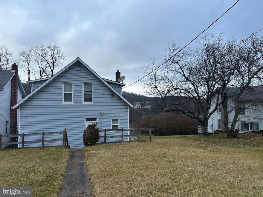 Very Nice move in ready home with a updated kitchen ask about 100 percent loans on your new home.
Very nice hardwood floors and updated bathrooms. Hurry to see a Great value and get a 100 percent loan.