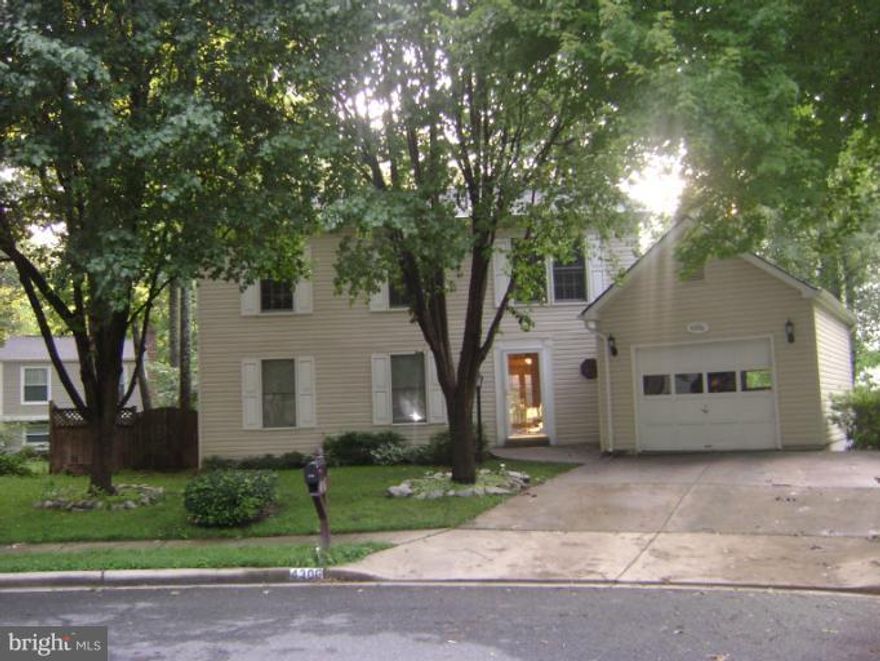 GREAT RENTAL IN MONTCLAIR COUNTRY CLUB COMM* OVER 2600 SQ OF GEORGEOUS LIV SPACE** 4BED* 3.5BATHS* OPEN KITCHEN* SEP LIV/DIN RM* GLEAMING HDWD FLRS NEWLY REFINISHED ON MN AND UPPER  LVL*  FULLY FIN WALK-UP BASEMENT* EXTRA RM IN BSMNT  COULD BE OFFICE* FULL BATH IN BASEMENT* DECK* FENCED YARD *FRESH PAINT*VACANT AND READY FOR IMMEDIATE OCCUPANCY* CALL FOR COMBO CODE