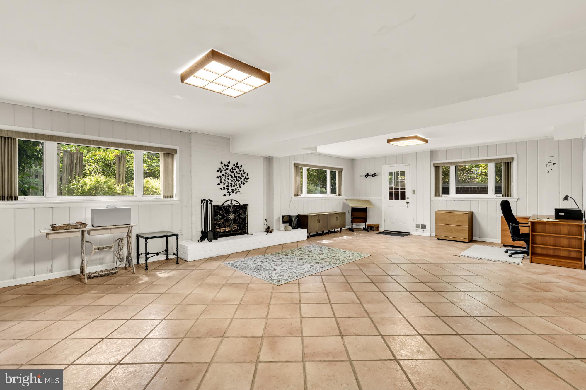 LAKE BARCROFT - Residential