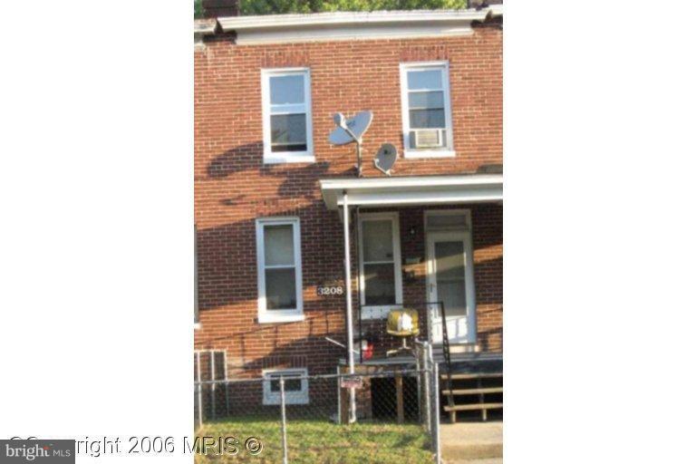 Property needs work to bring it to its full potential! 1 lender. Three level attached home sold "as is" Close to the park and golf course. Make an offer! Investor Special.