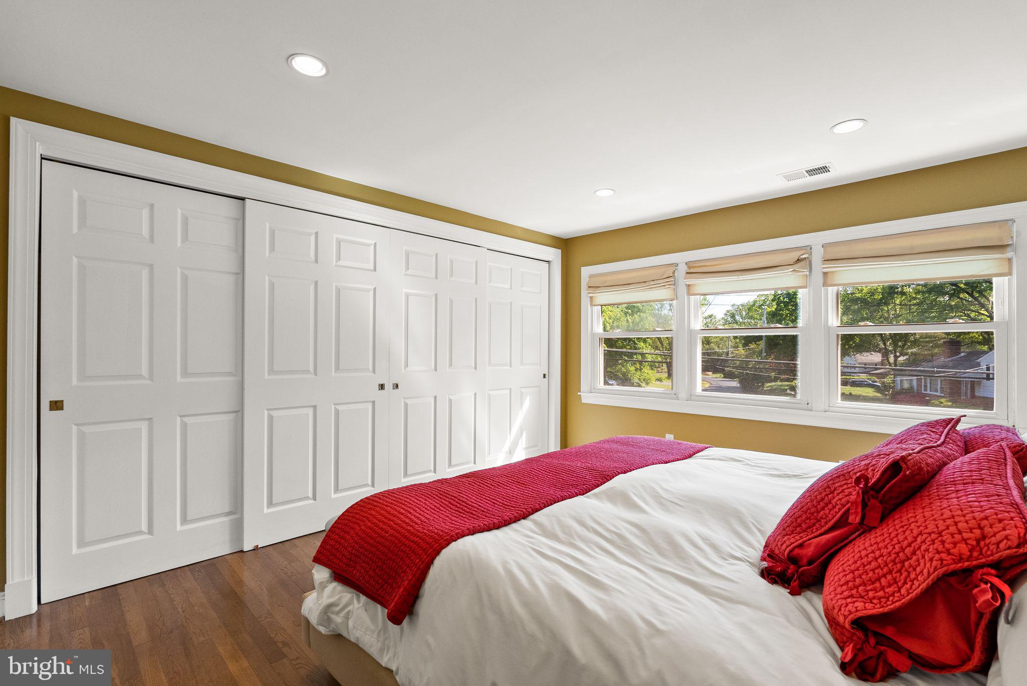 LAKE BARCROFT - Residential