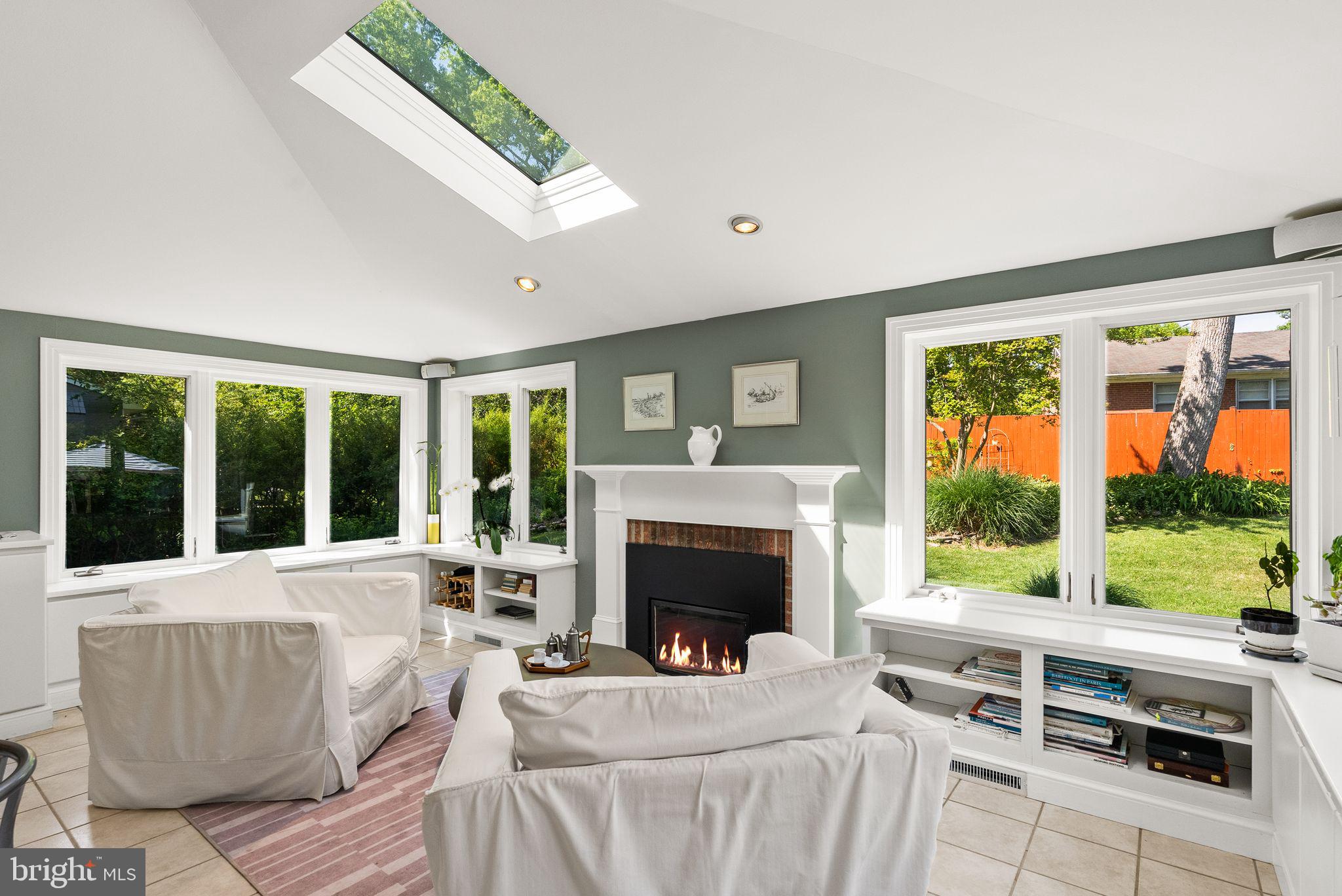 LAKE BARCROFT - Residential