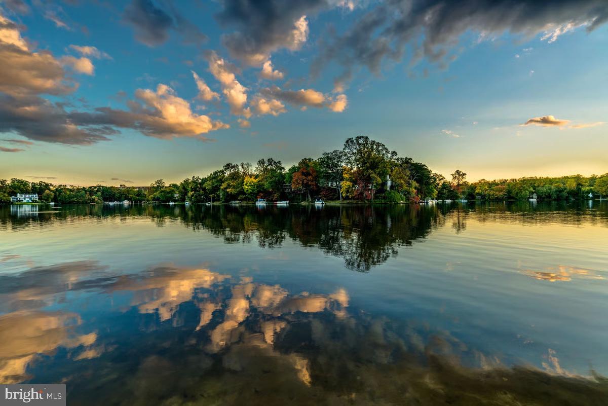 LAKE BARCROFT - Residential