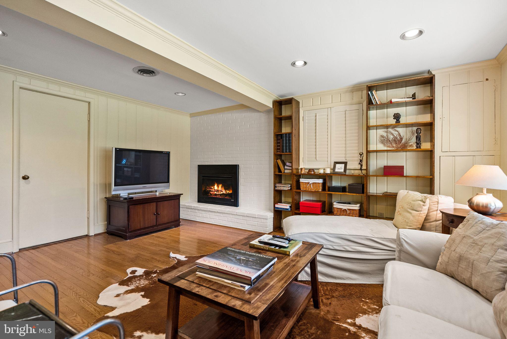 LAKE BARCROFT - Residential