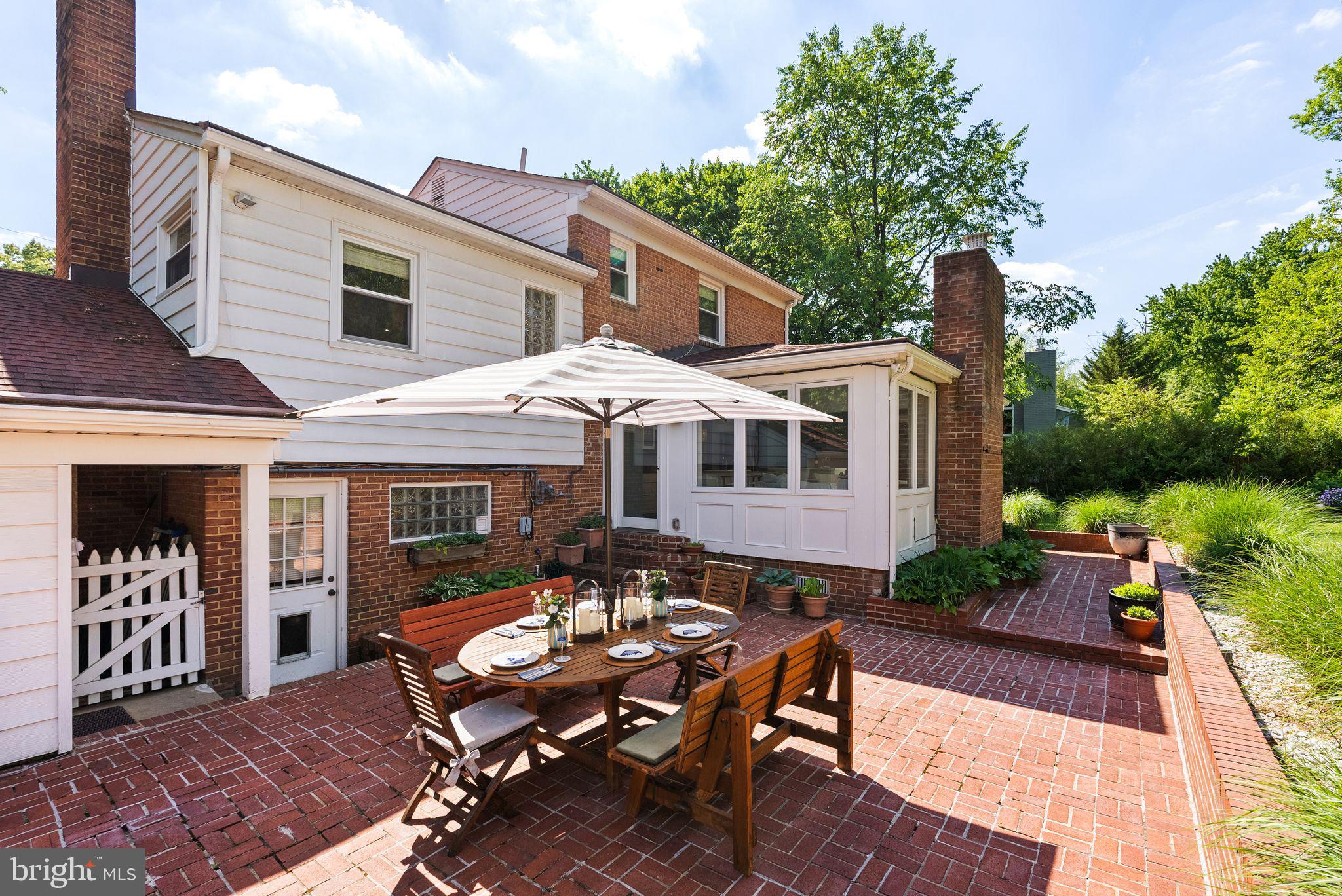 LAKE BARCROFT - Residential