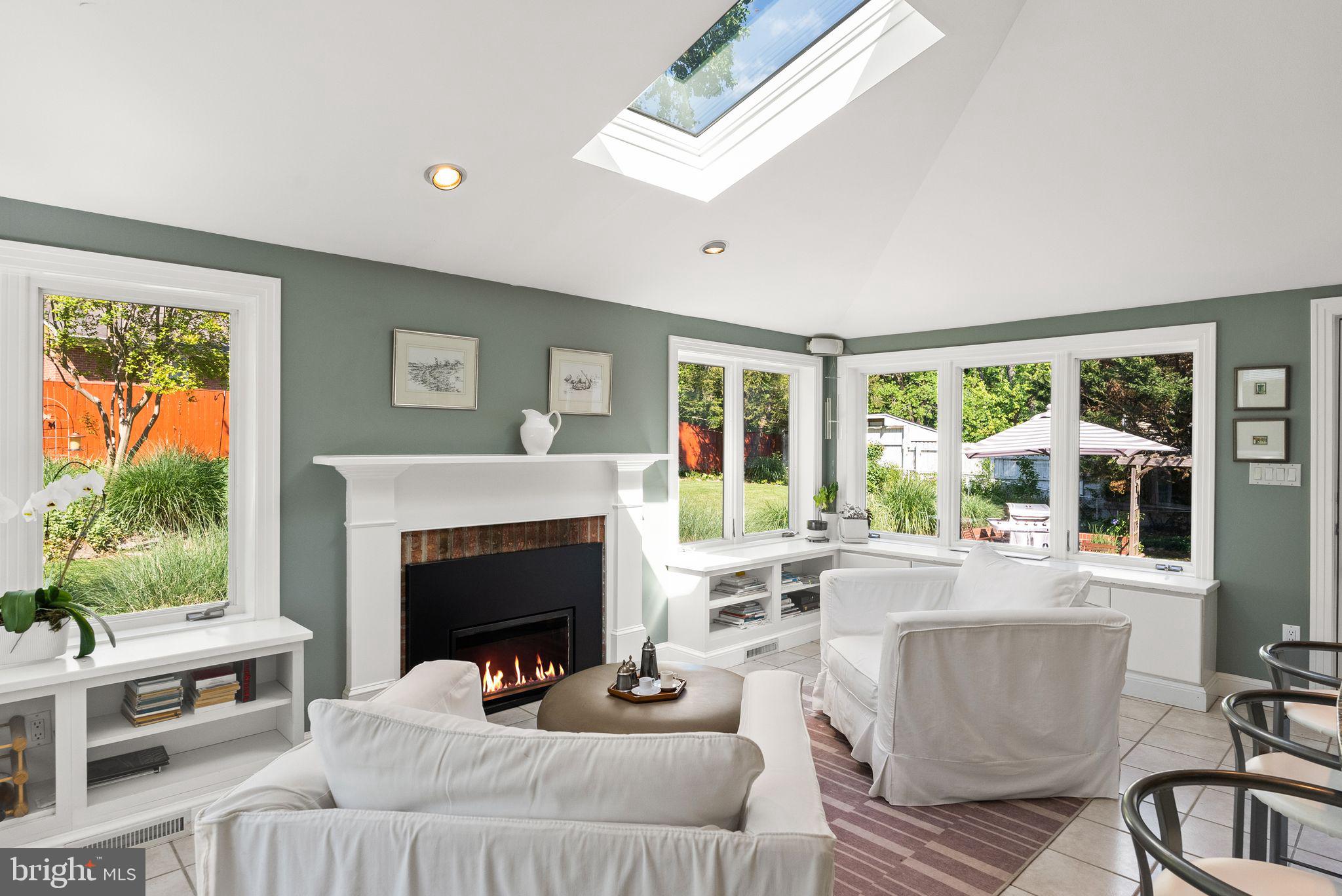 LAKE BARCROFT - Residential