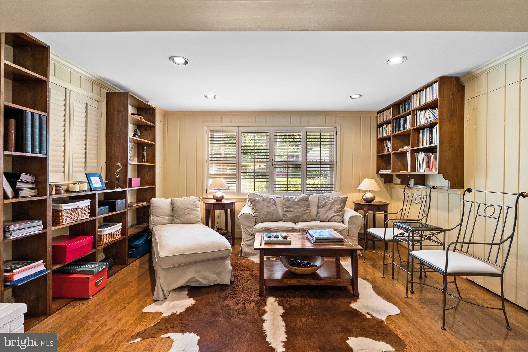 LAKE BARCROFT - Residential