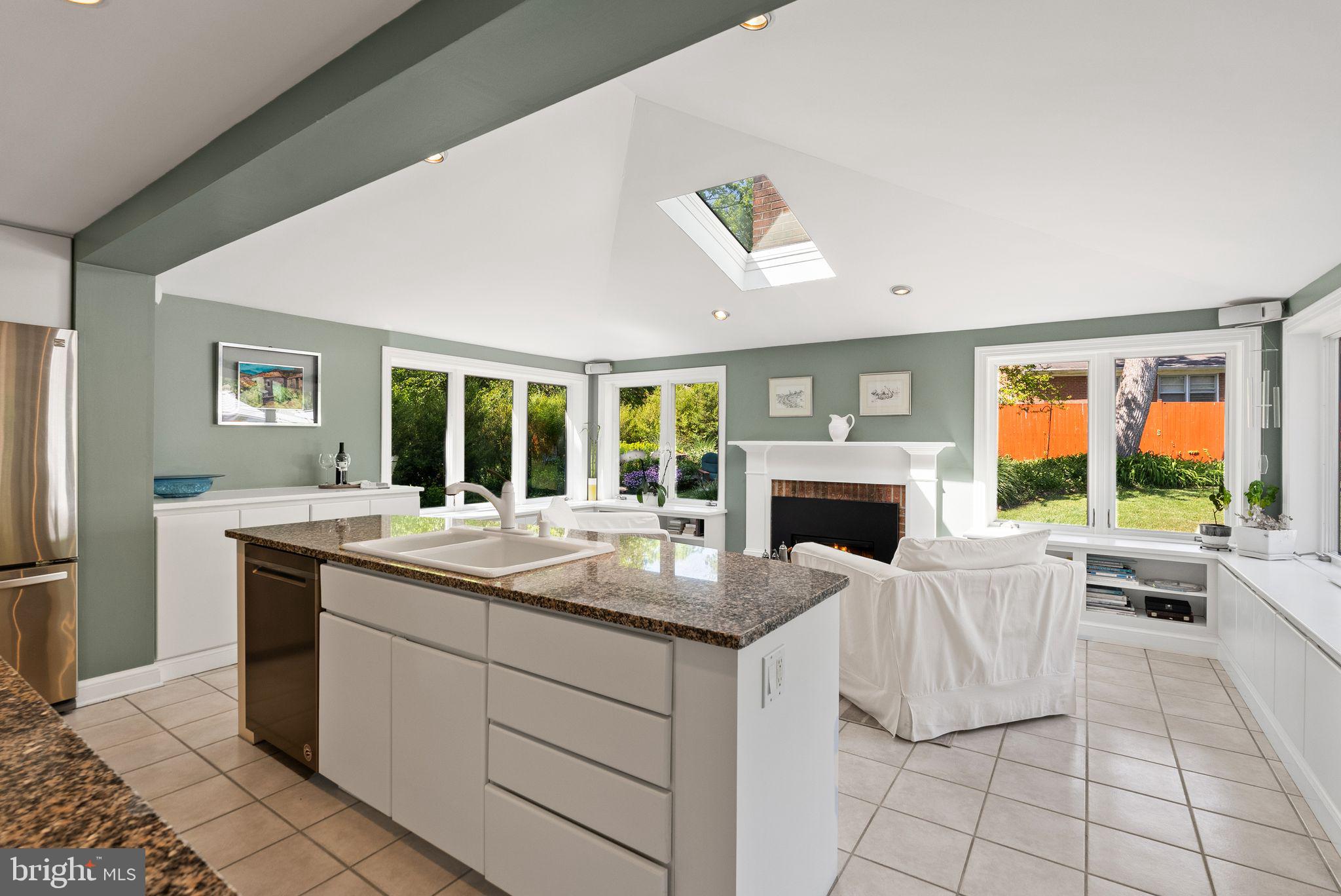 LAKE BARCROFT - Residential