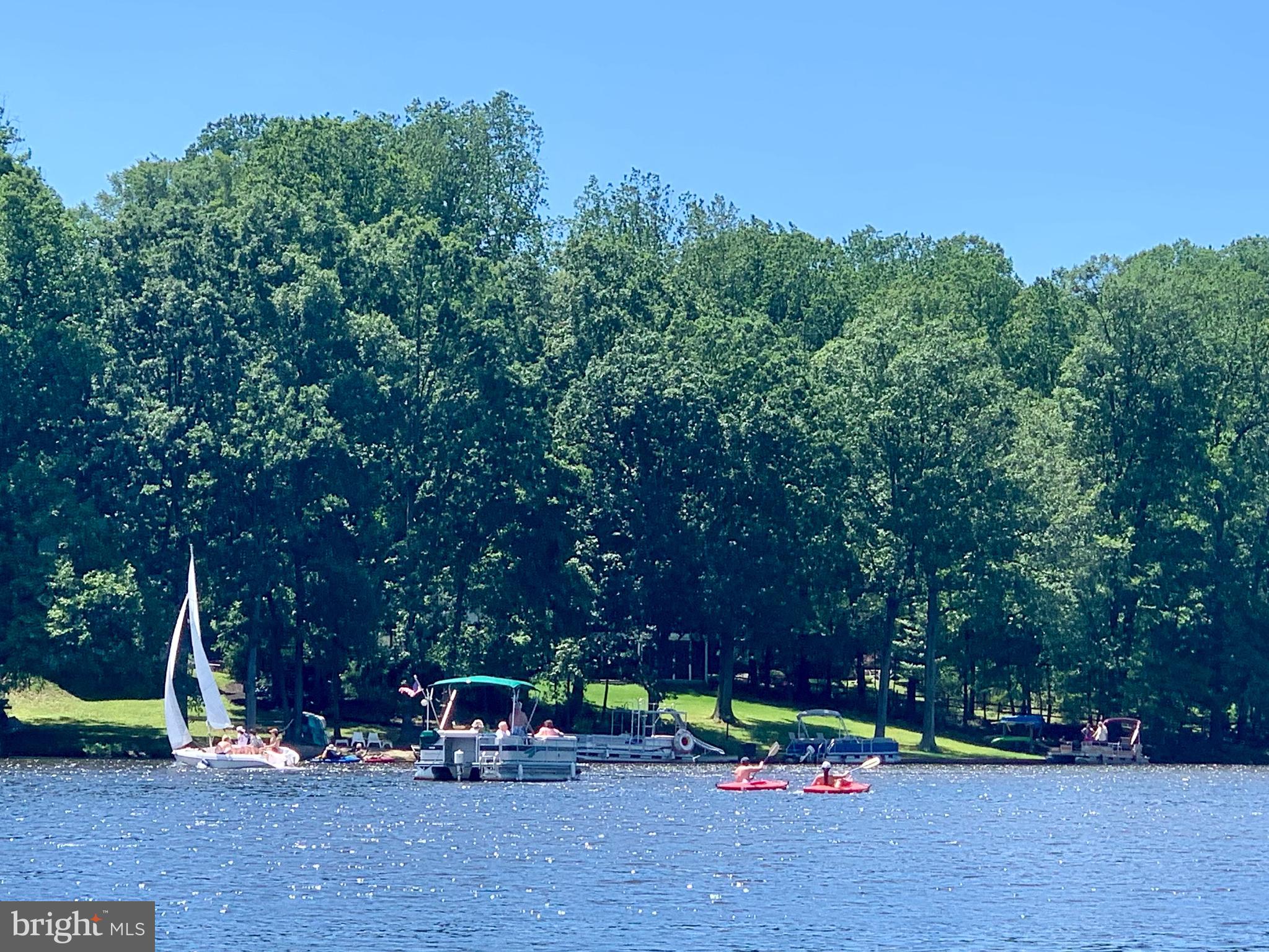 LAKE BARCROFT - Residential