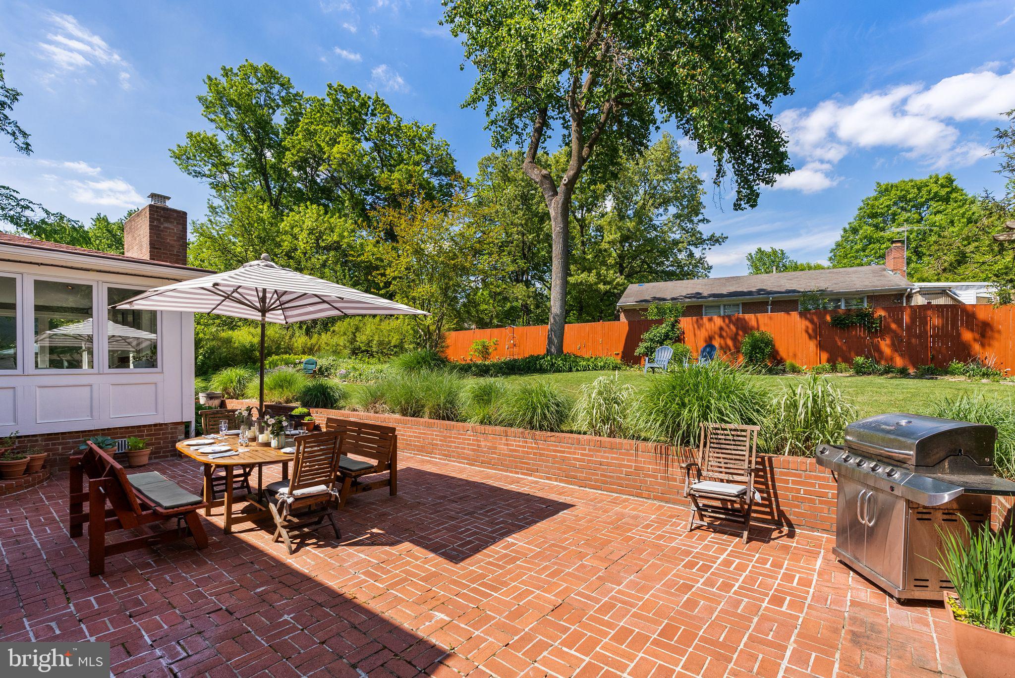 LAKE BARCROFT - Residential