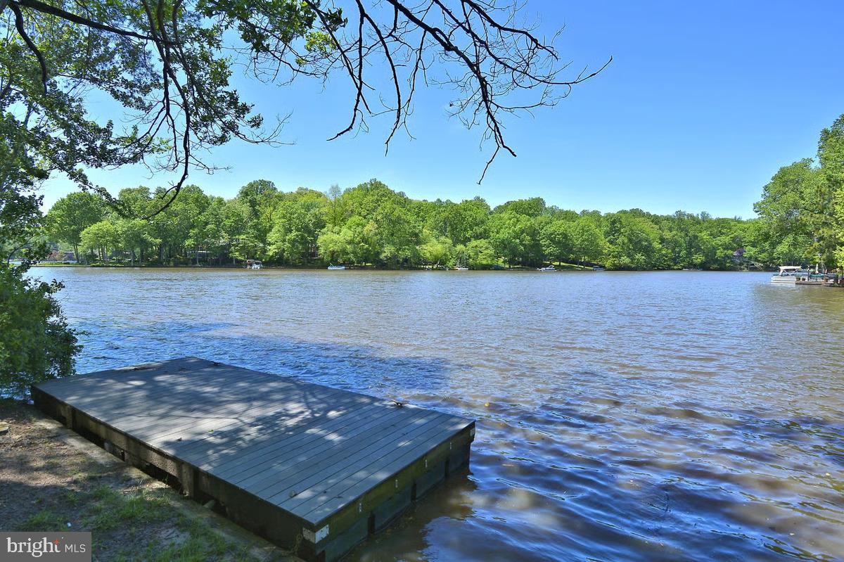 LAKE BARCROFT - Residential