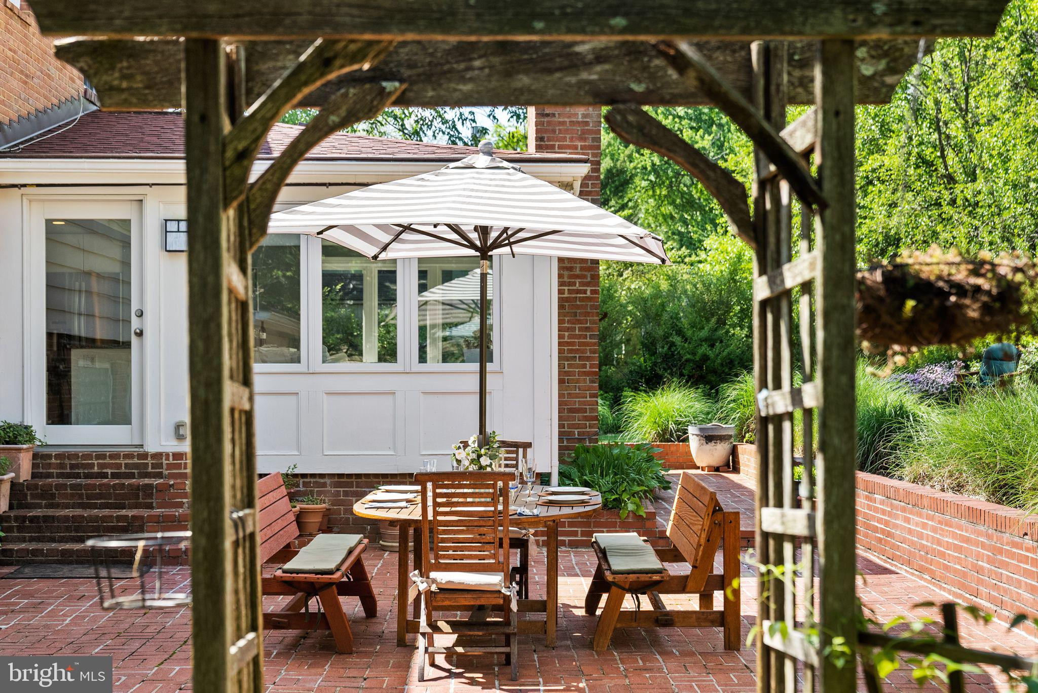 LAKE BARCROFT - Residential