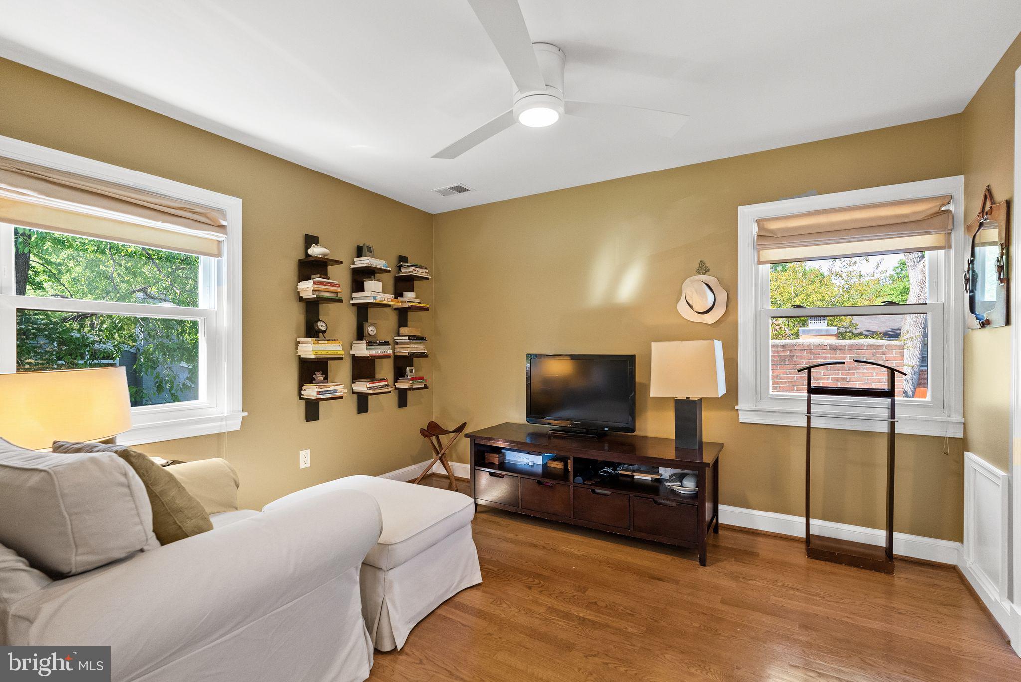 LAKE BARCROFT - Residential