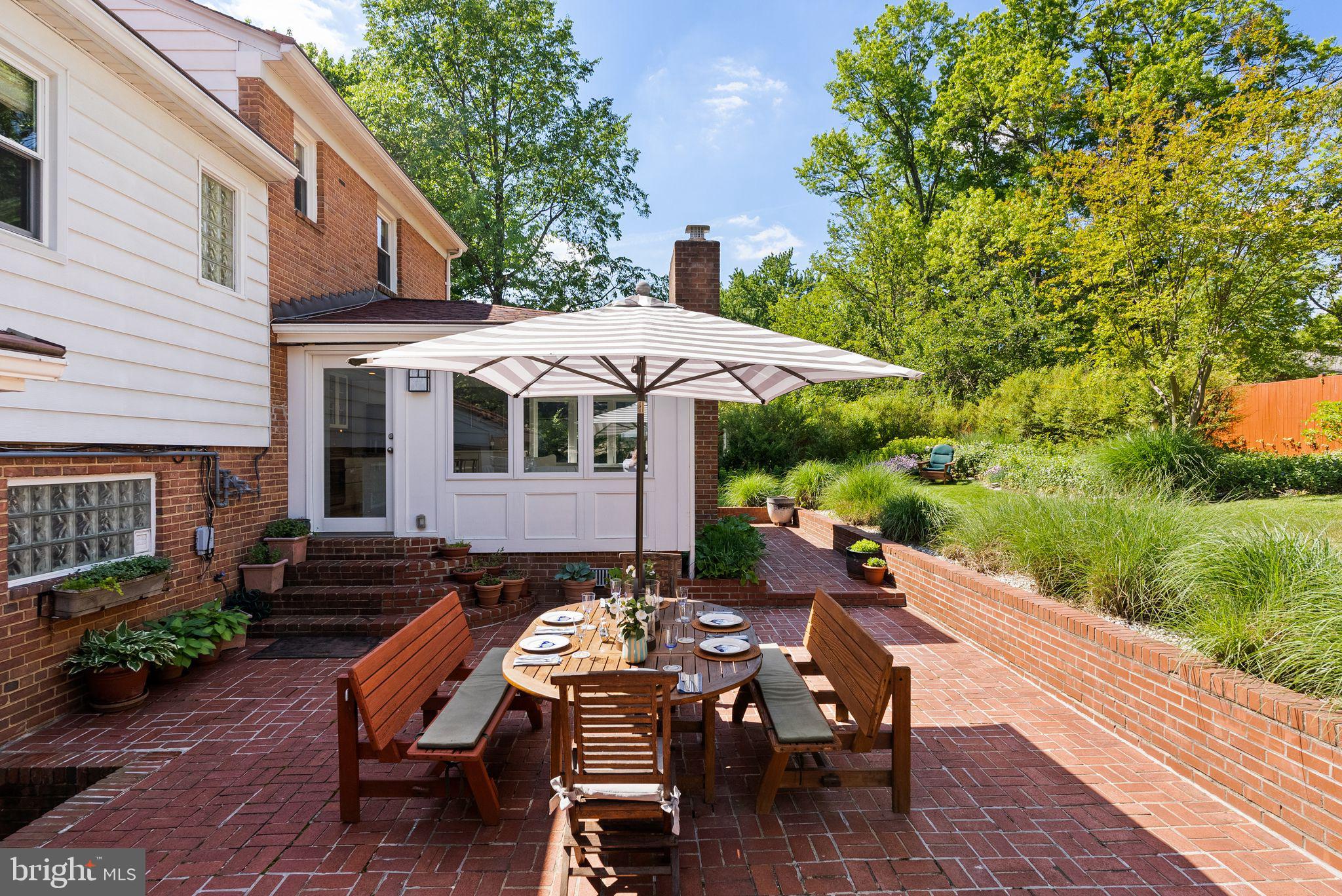 LAKE BARCROFT - Residential