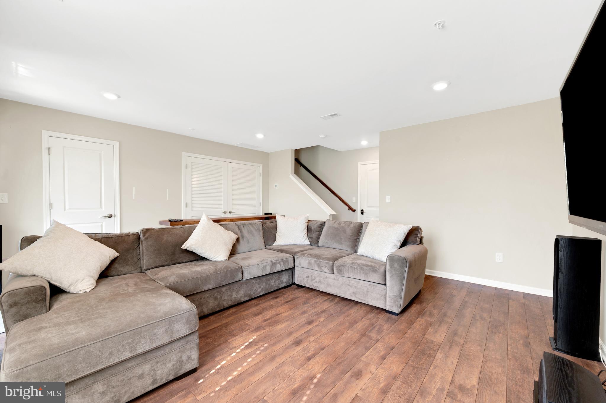 EDGEWATER - Residential