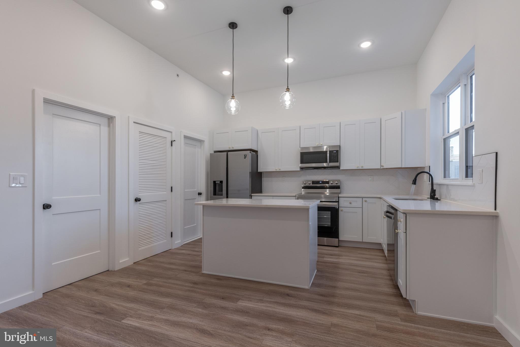 UNIVERSITY CITY - Residential Income