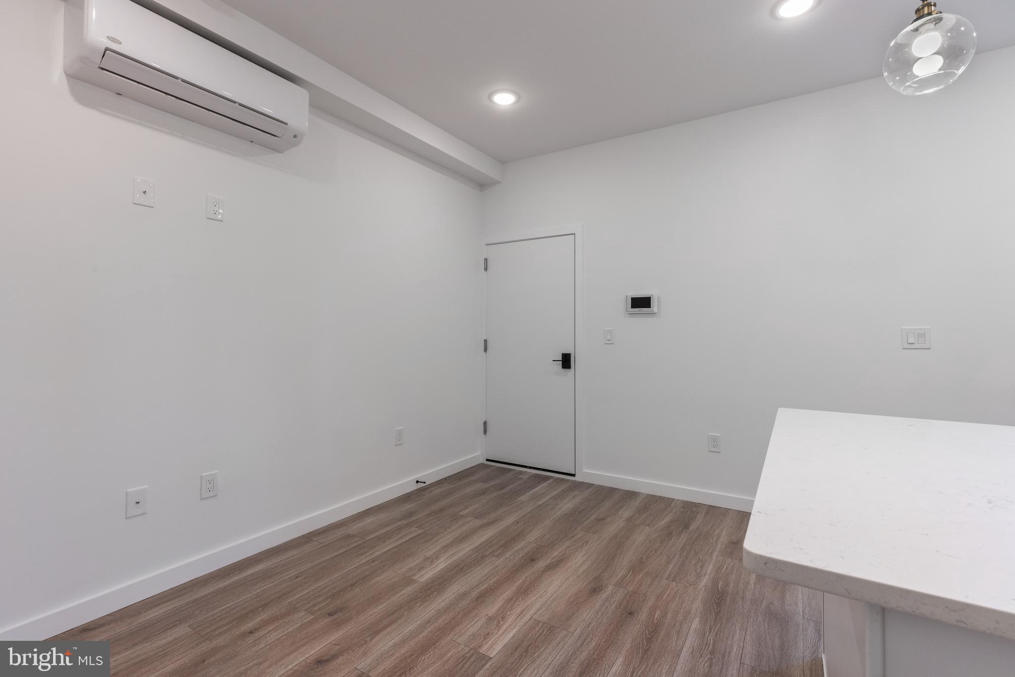 UNIVERSITY CITY - Residential Income