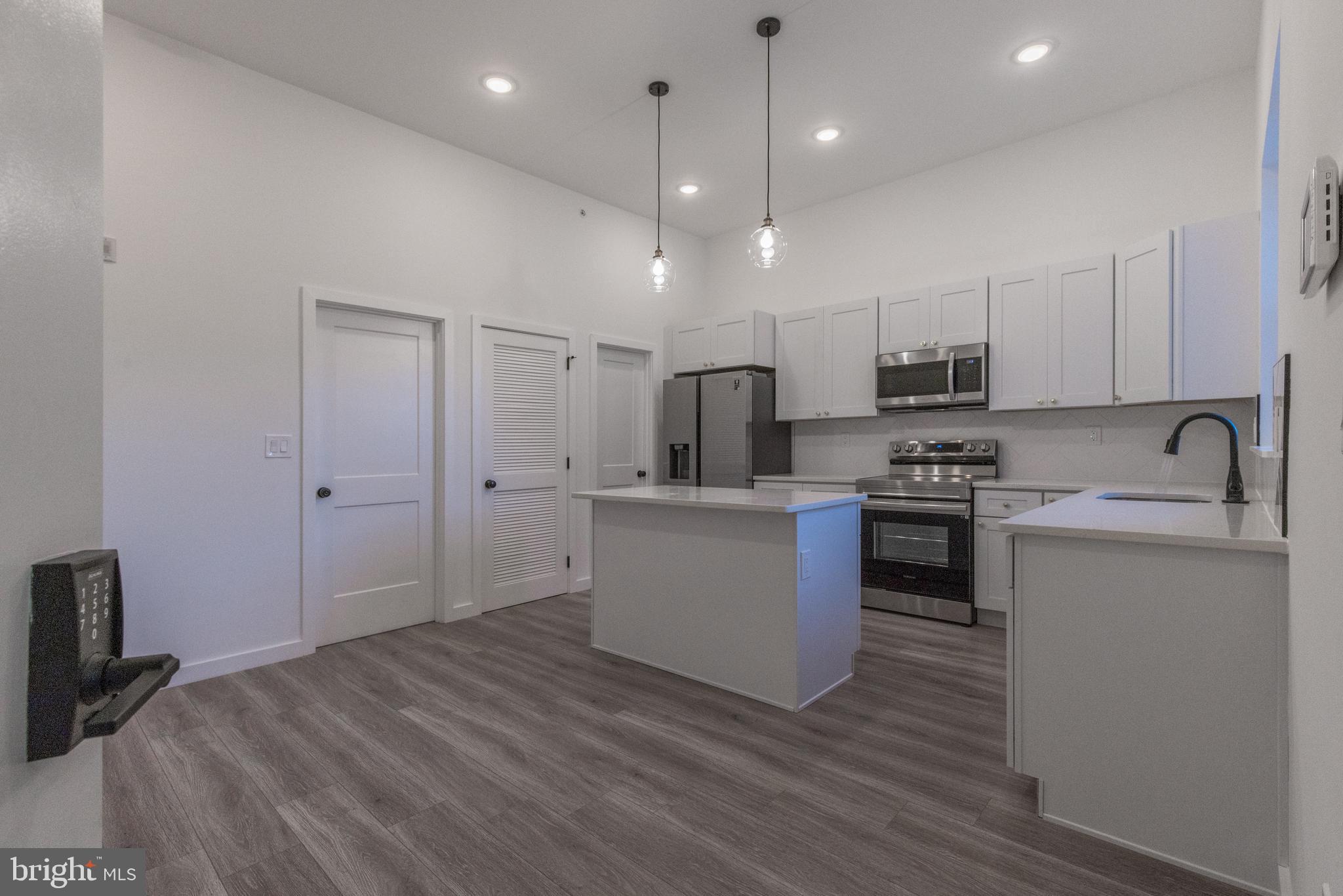 UNIVERSITY CITY - Residential Income