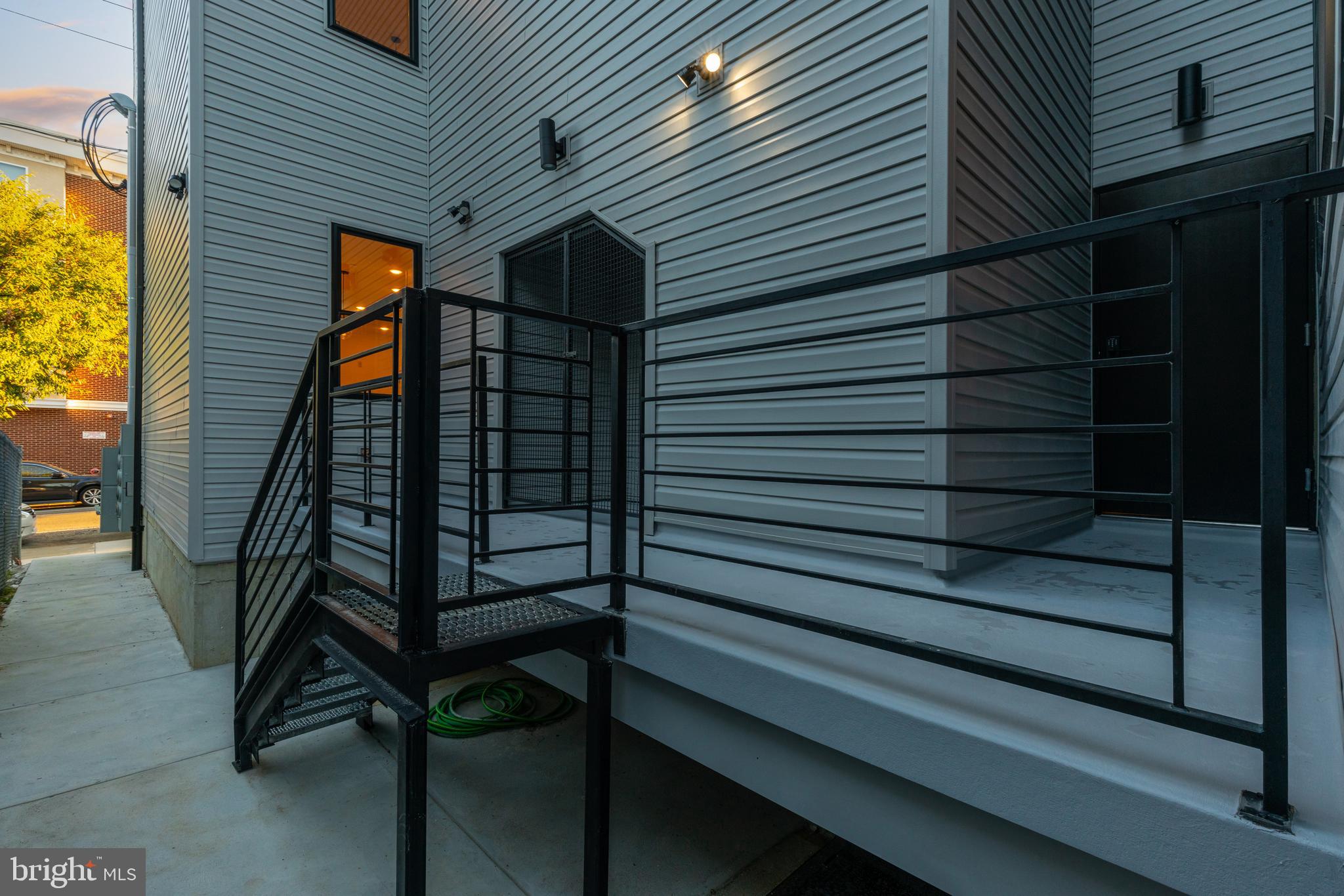 UNIVERSITY CITY - Residential Income