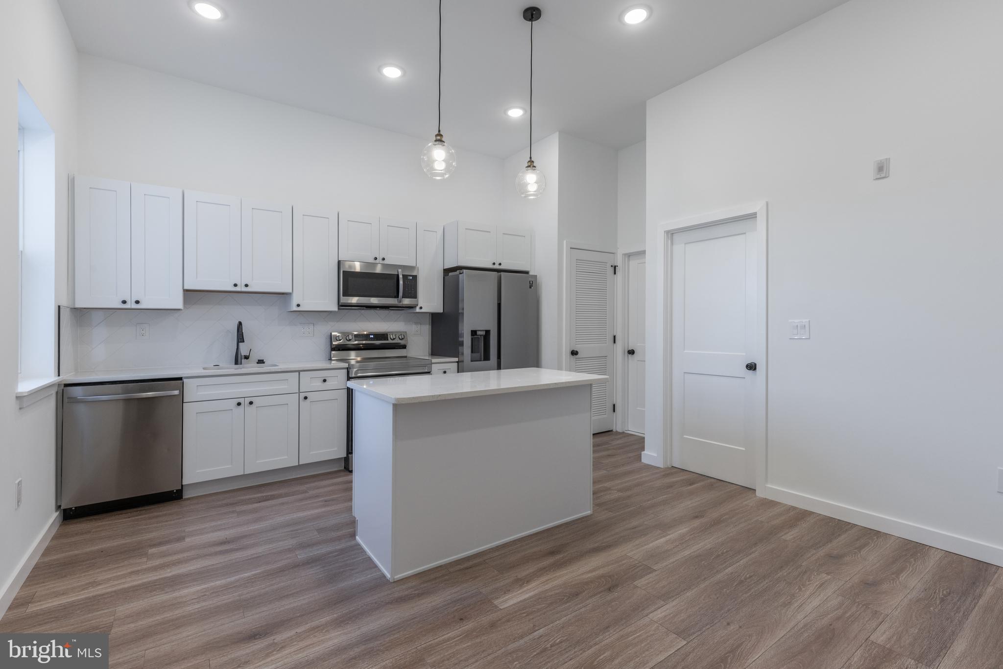 UNIVERSITY CITY - Residential Income