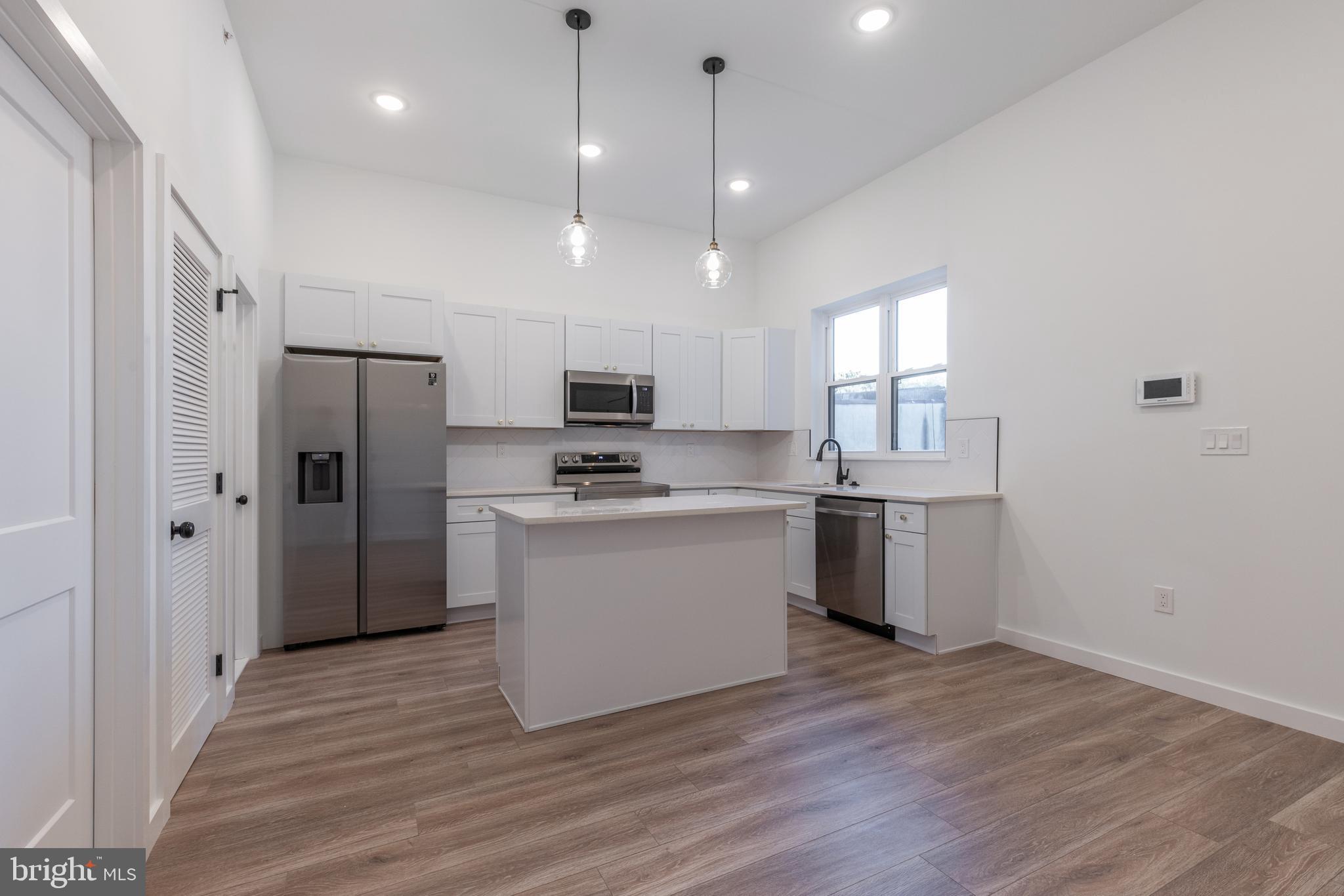 UNIVERSITY CITY - Residential Income