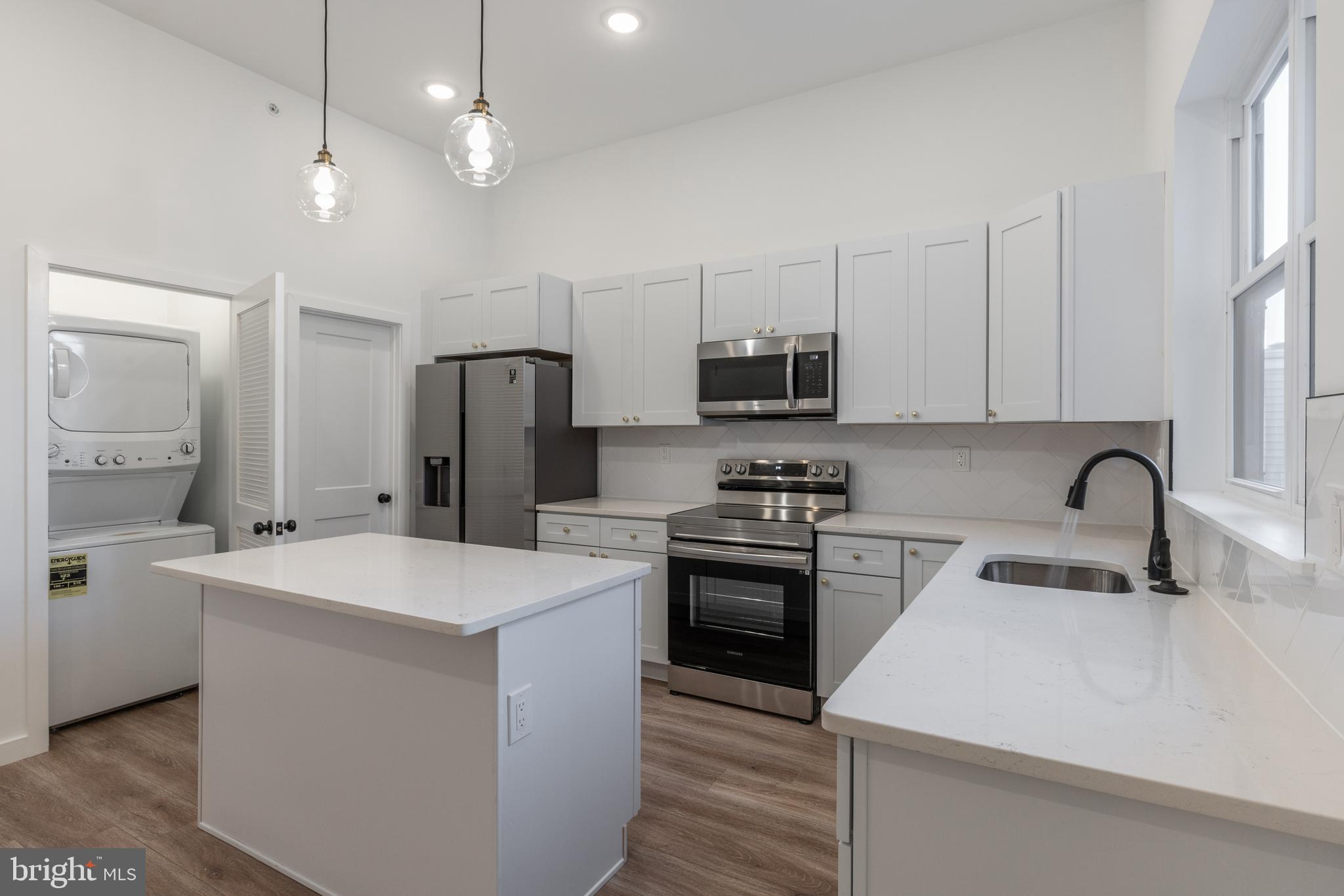 UNIVERSITY CITY - Residential Income