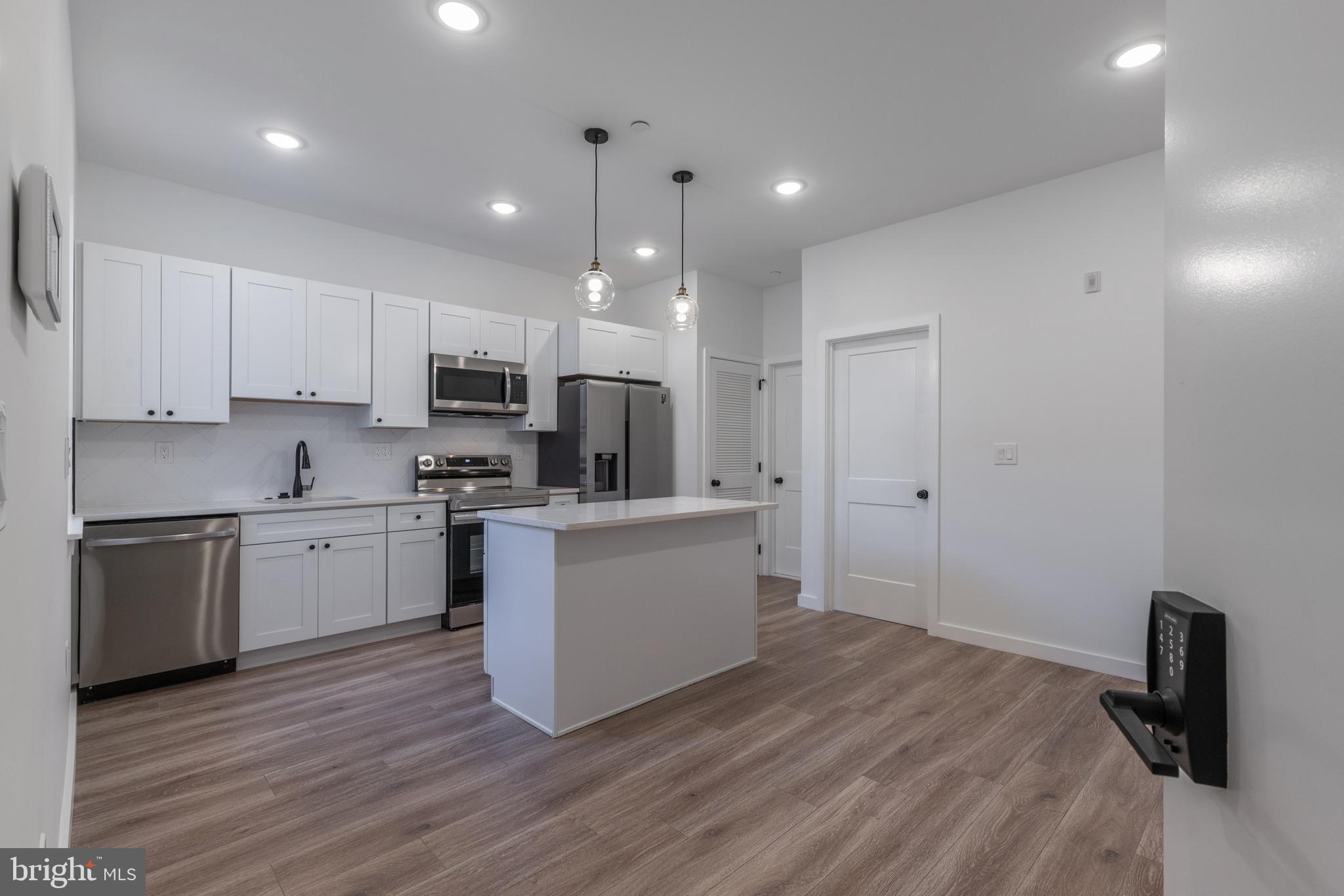 UNIVERSITY CITY - Residential Income