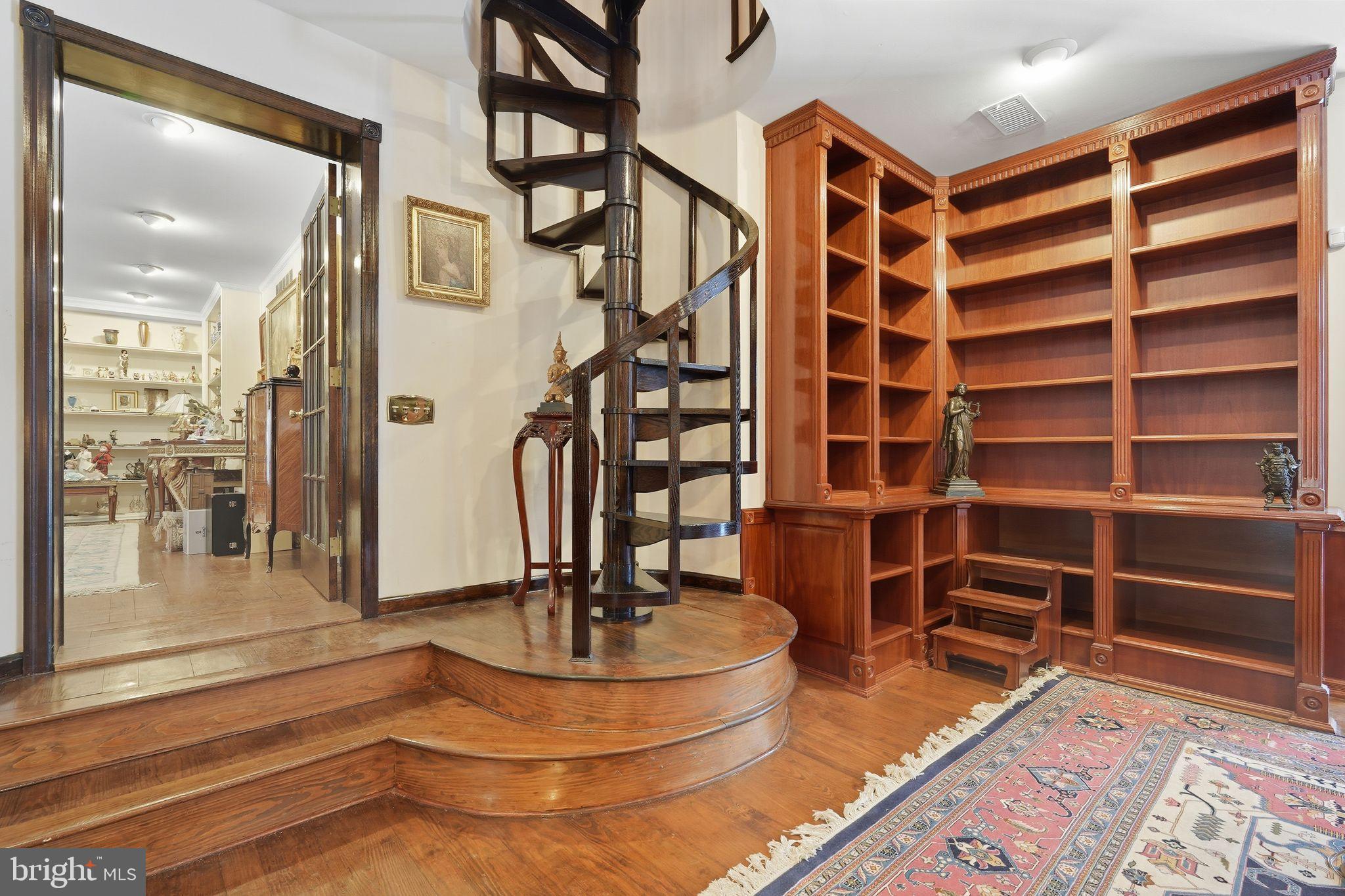 MAKEFIELD CHASE - Residential