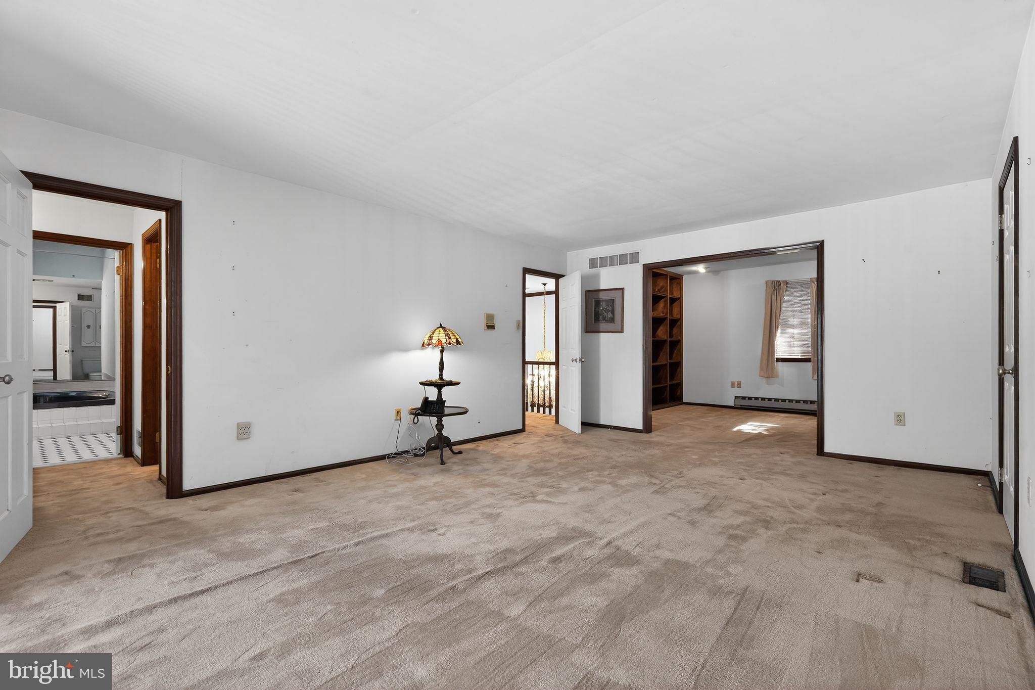 MAKEFIELD CHASE - Residential