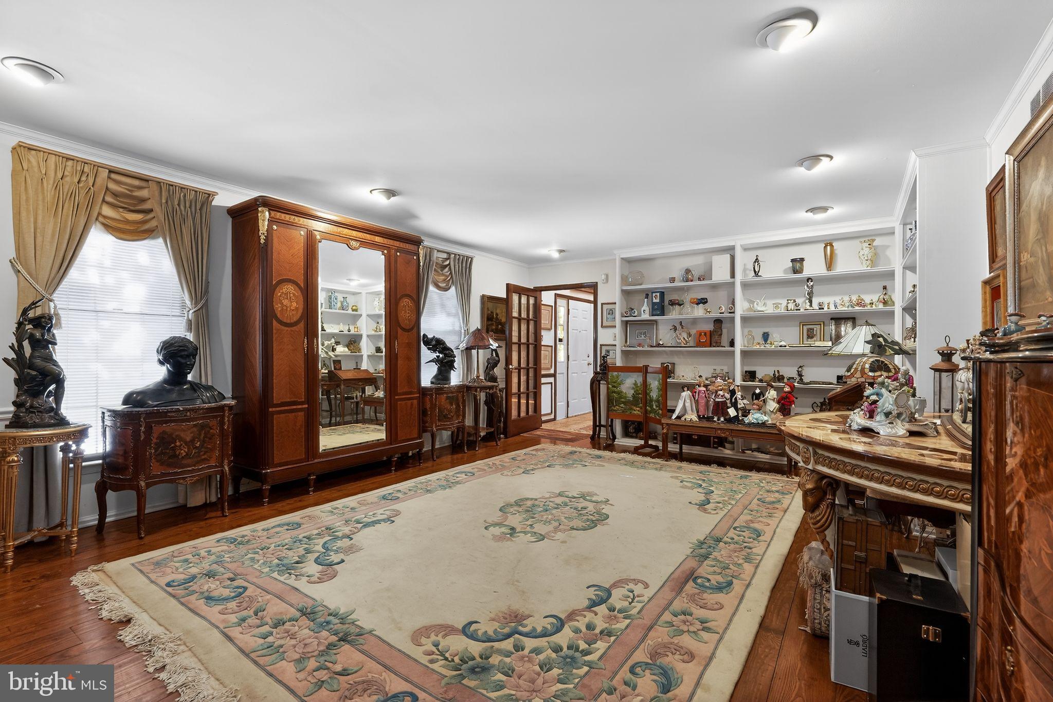 MAKEFIELD CHASE - Residential