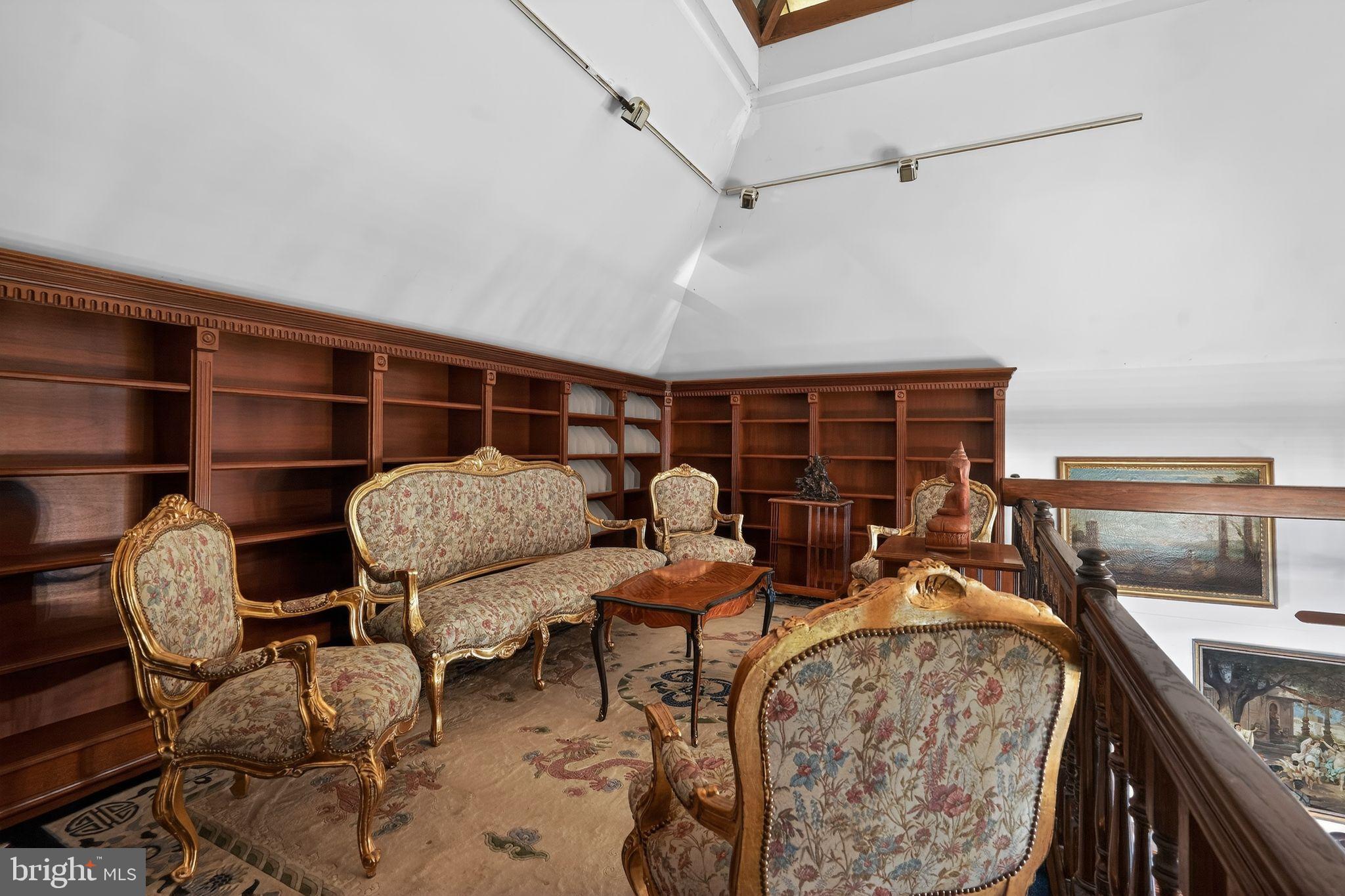 MAKEFIELD CHASE - Residential