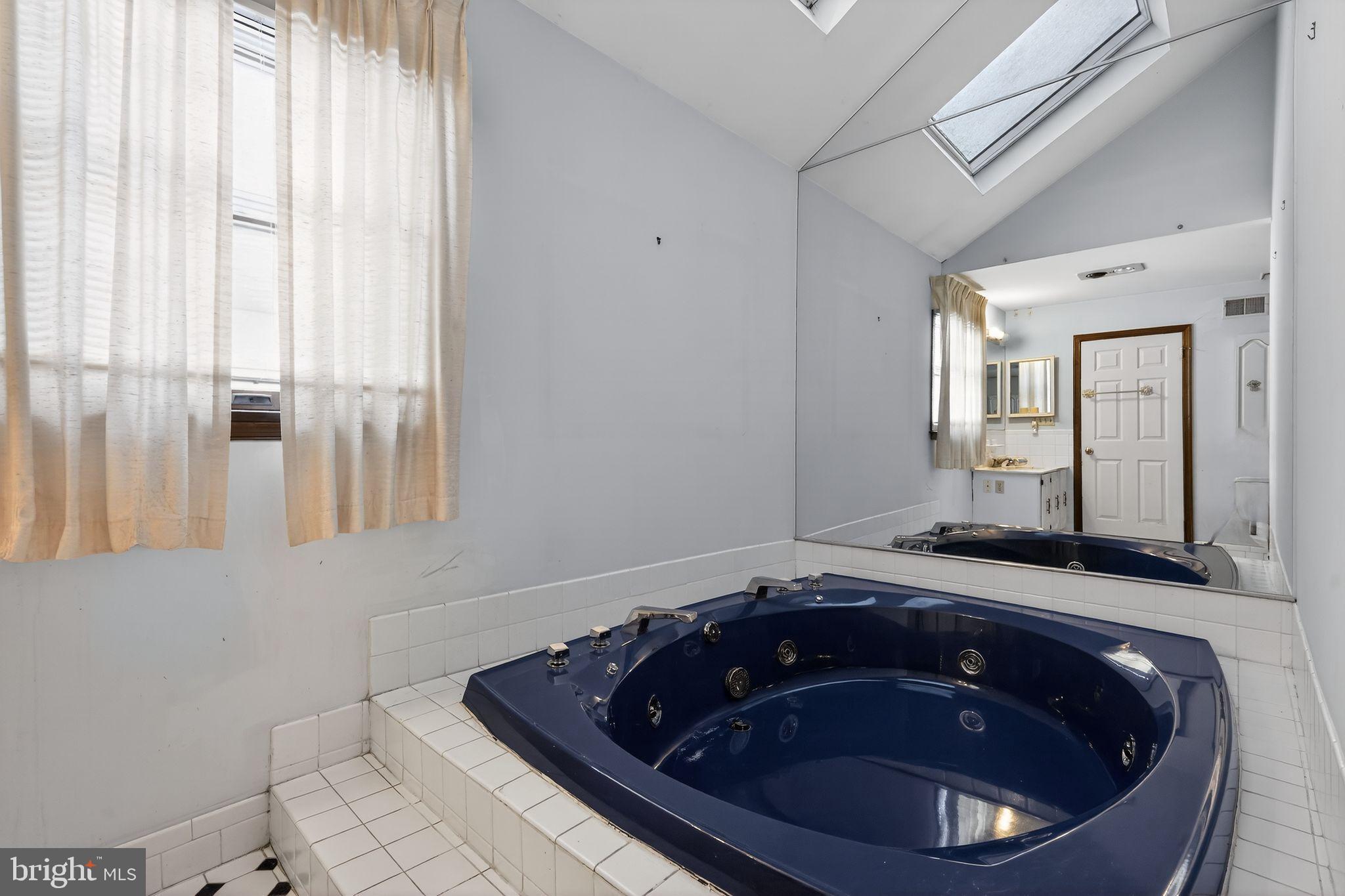 MAKEFIELD CHASE - Residential