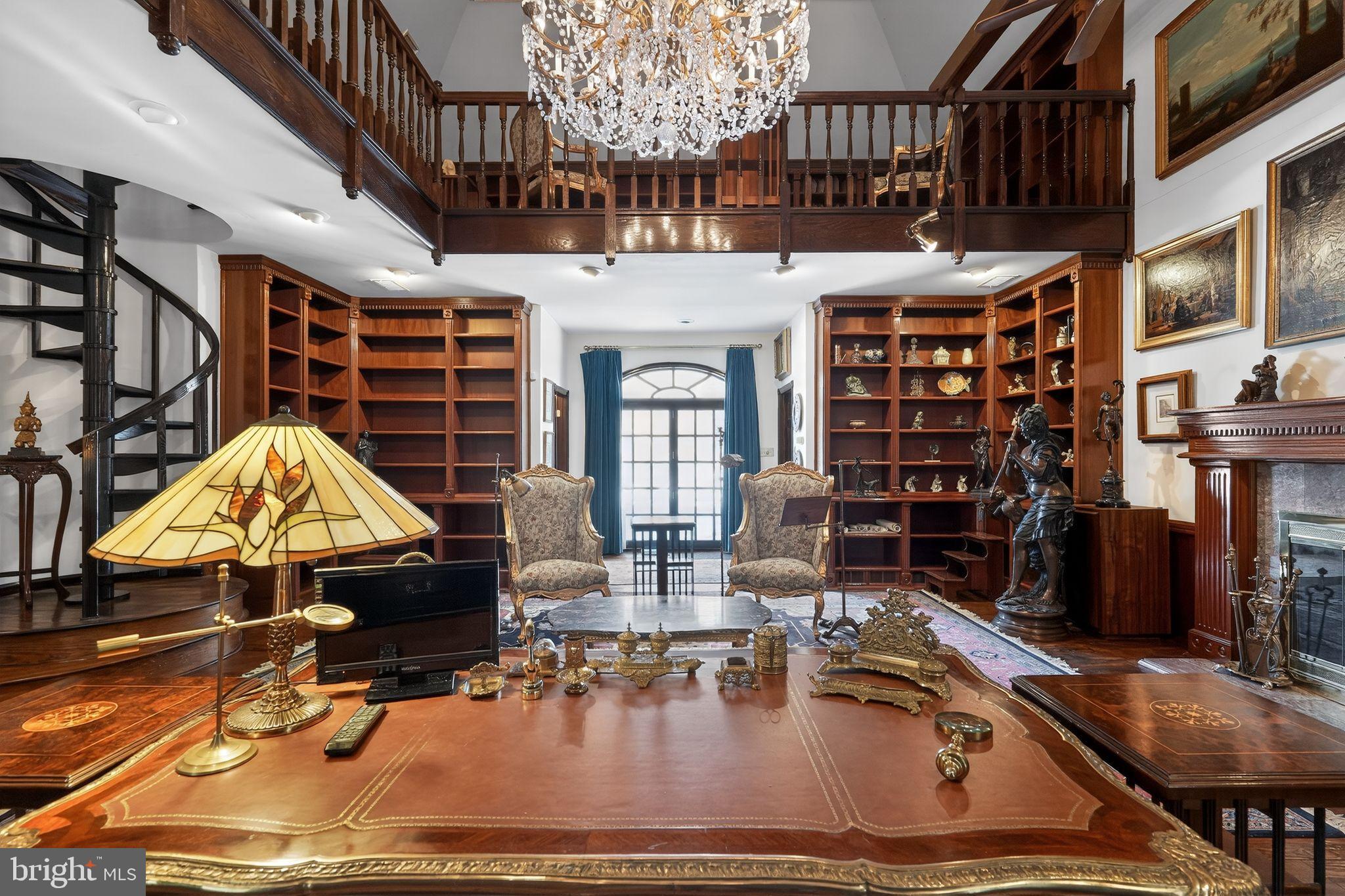 MAKEFIELD CHASE - Residential