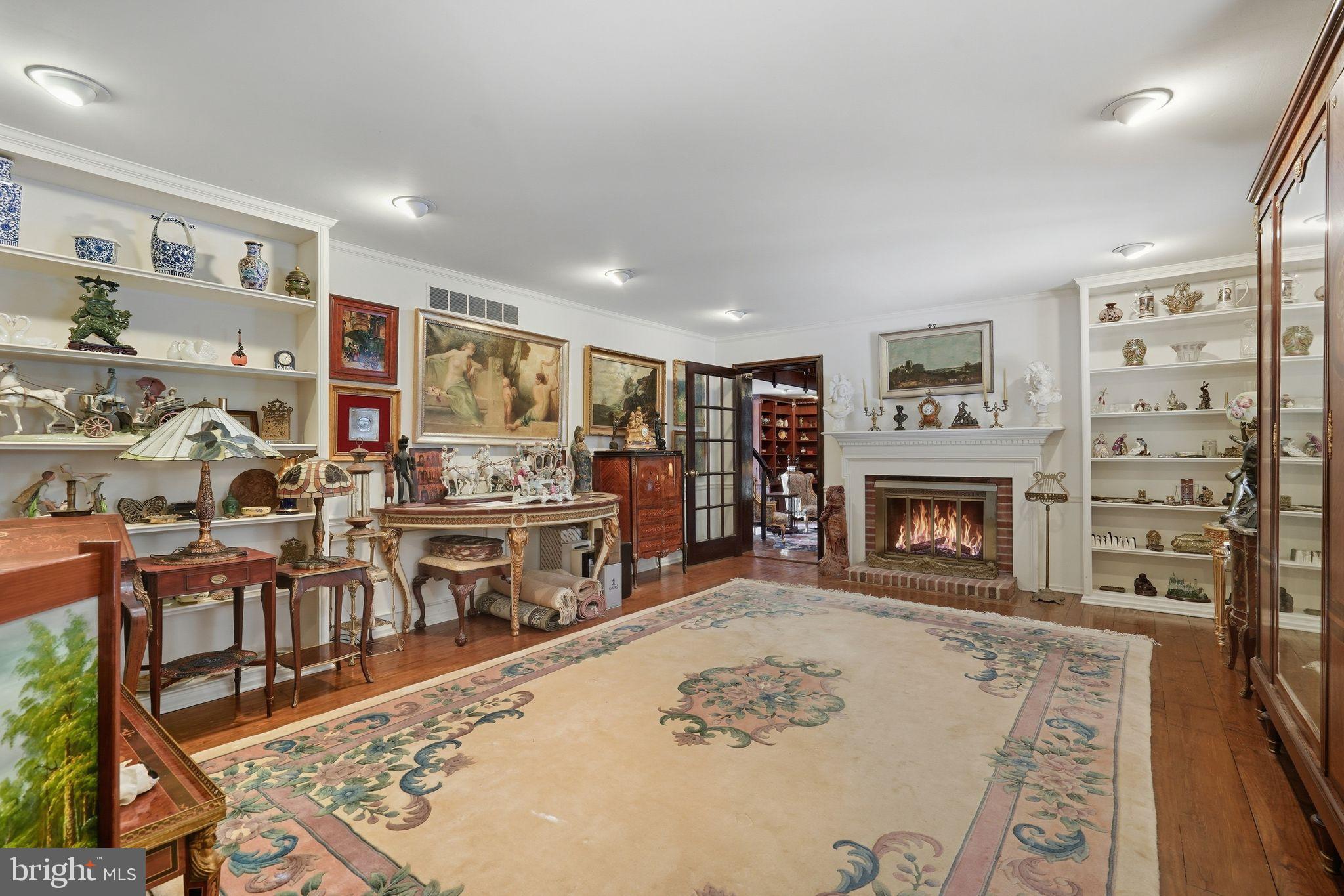 MAKEFIELD CHASE - Residential