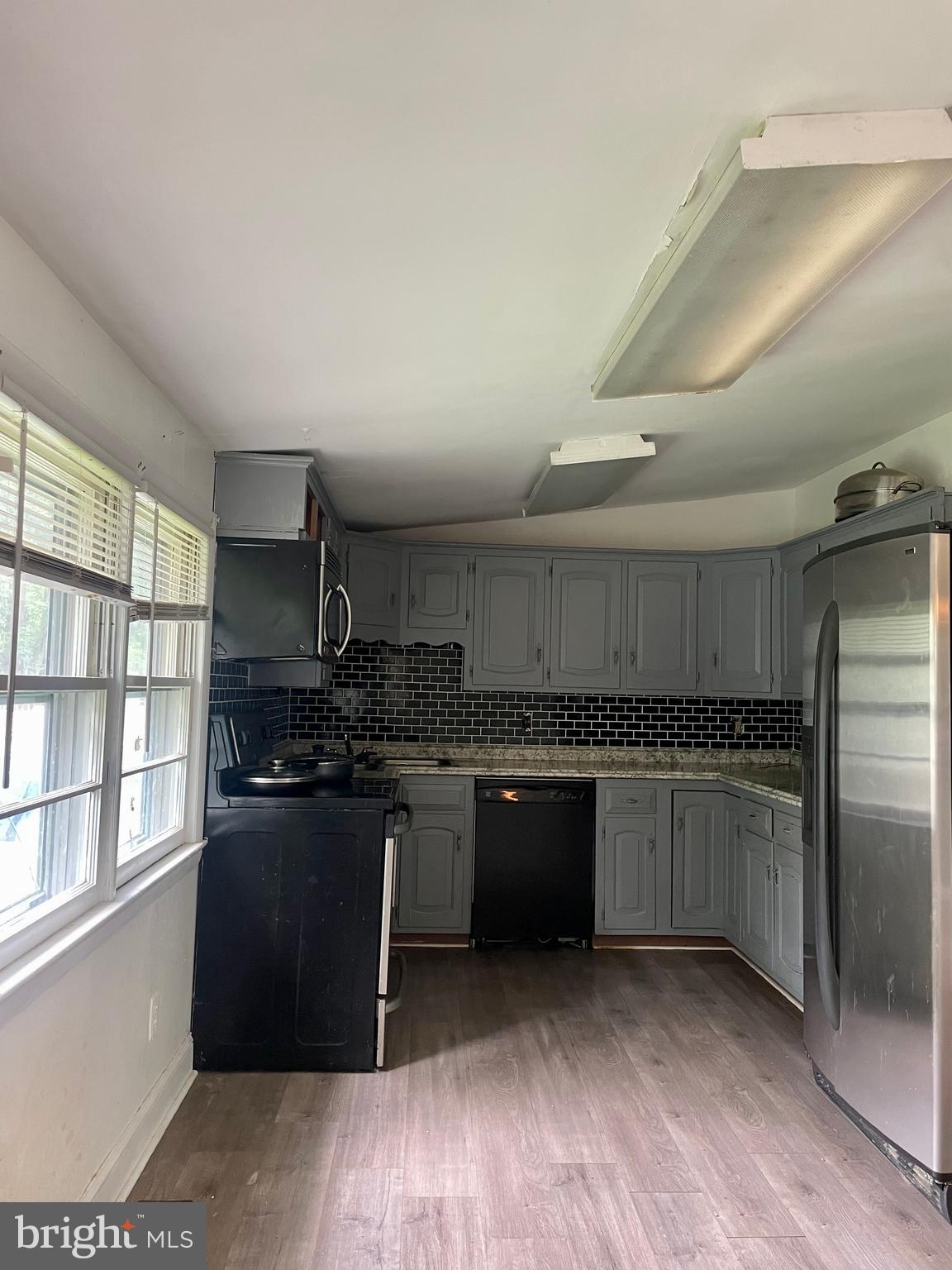 WOODLAND BEACH - Residential