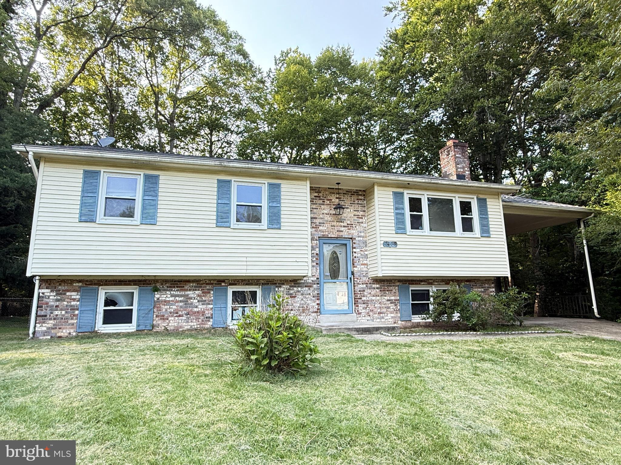 Located at the end of a cul-de-sac and backing to trees, this split-foyer home offers a prime setting with room to make it your own. While the property needs significant updates, it’s priced accordingly and presents a great opportunity for sweat equity. The upper level features an open living/dining area with great natural light, a functional kitchen with a pantry, three bedrooms, and two full baths. The lower level offers a spacious family or rec room, a fourth bedroom, a third full bath, and a separate laundry/storage area—ideal for multi-generational living or guests. Conveniently located near schools, shopping, restaurants, and major commuter routes. If you’re not afraid to roll up your sleeves, this home could be the perfect canvas for your vision..