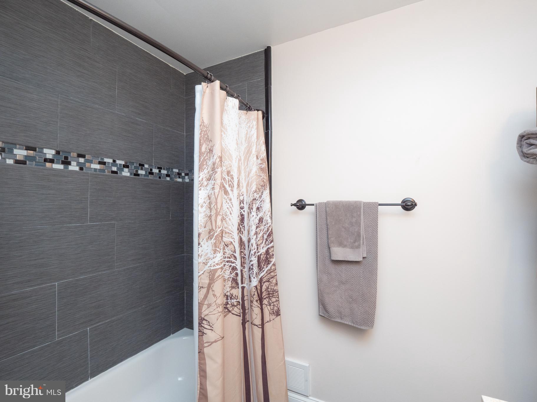 TRACYS LANDING - Residential