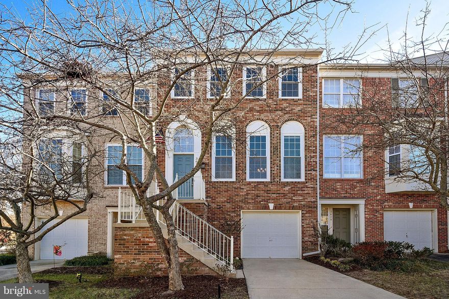 RARE SPECTACTULAR ALL-SEASONS VIEW OF THE OCCOQUAN FROM 3 FIN LVS*GAR TH*BRIGHT OPEN FLOOR PLAN*MN LV: LR, DR, GOURMET STYLE KIT. W/NEW APPL., ISLND, COZY BRKFT NOOK W/WATER VIEW*FAM RM W/GAS FP & WO TO DEK*UL:MBR SUITE W/LUXRY BA (SEP SHOWR & TUB ) & WI CLST, + 2 ADD'L BRs & Ba*LL FEAT. RR W/WO, PR, LAUND/STOR.RM*UPGRADES: NEW ROOF, 17 THOMASN CRK WINDS, NEW CARPET, FRESH PAINT,CUSTM HUNTER BLNDS