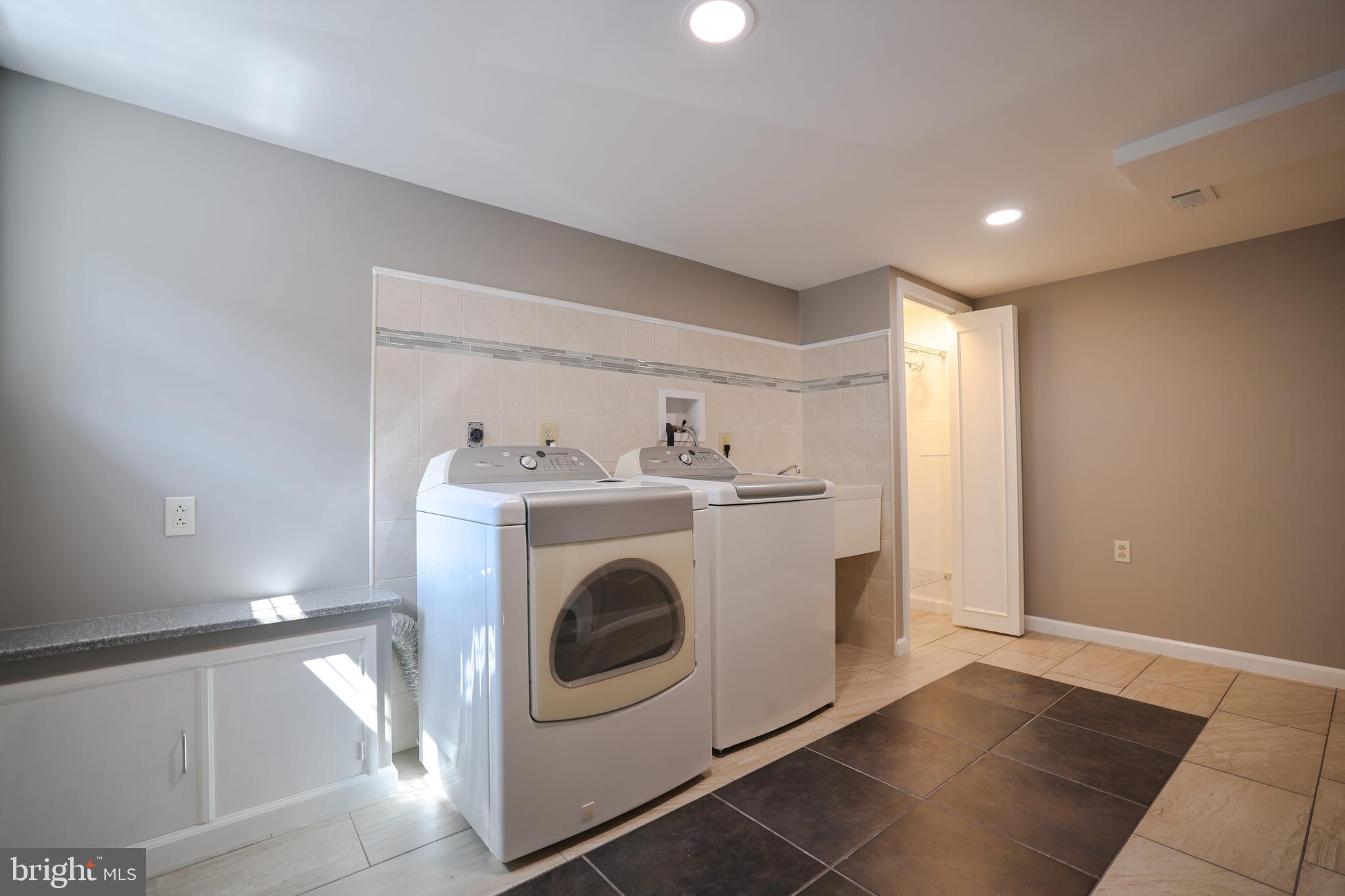 OXFORD CIRCLE - Residential