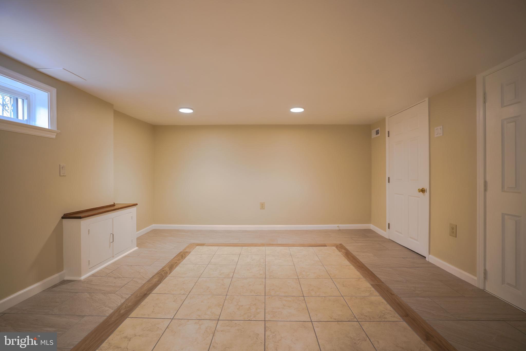 OXFORD CIRCLE - Residential