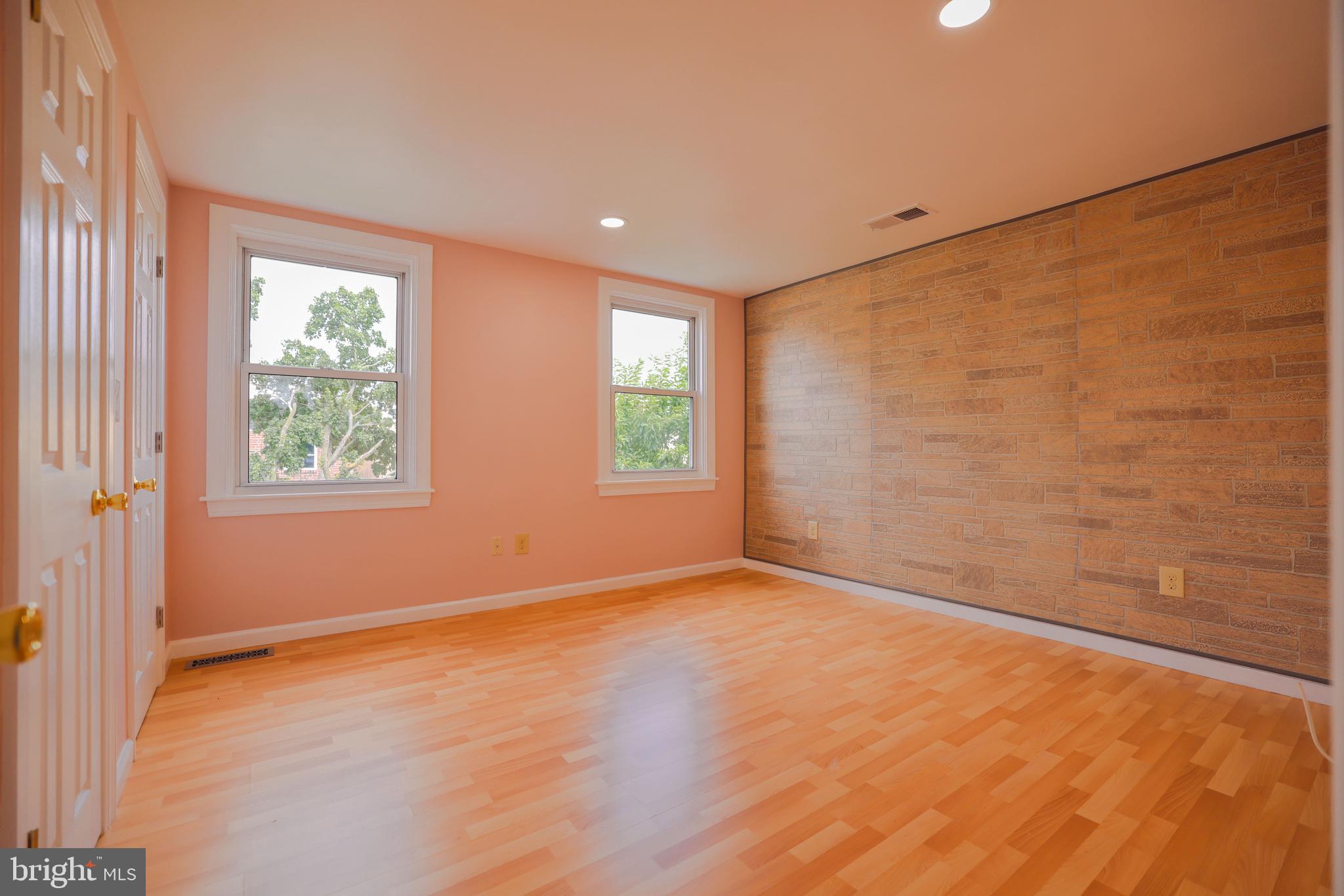 OXFORD CIRCLE - Residential