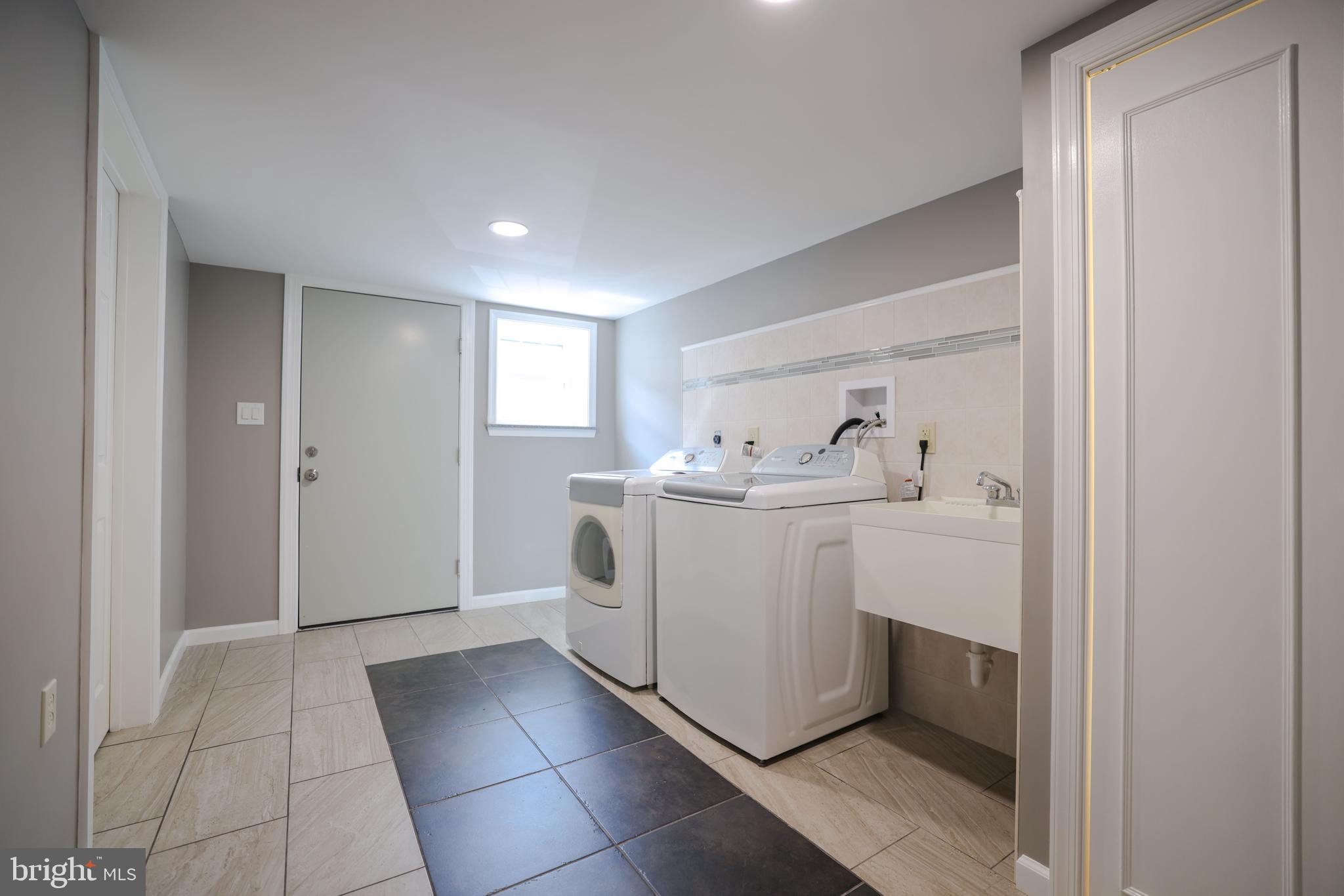 OXFORD CIRCLE - Residential