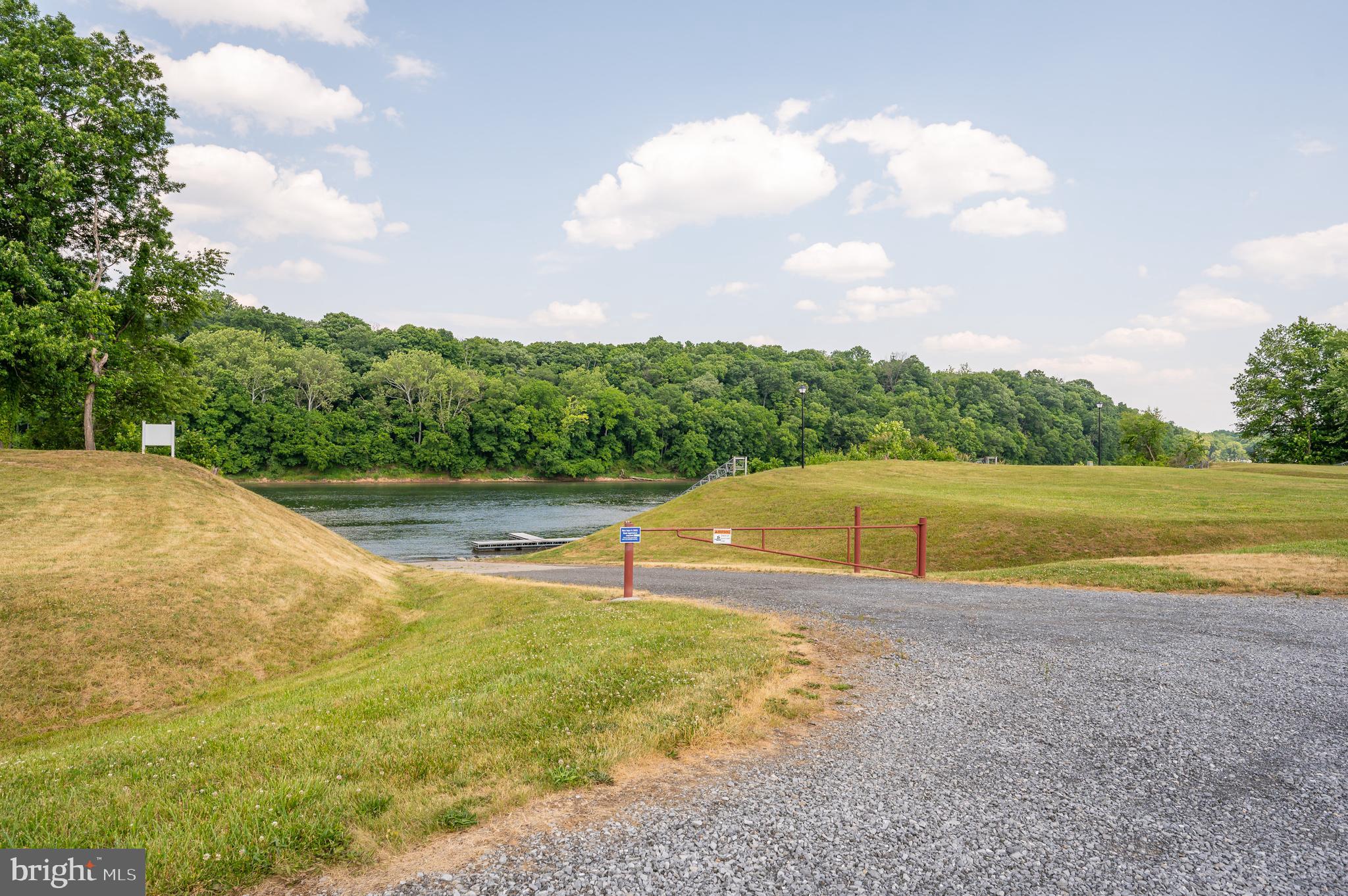 CROSSINGS ON THE POTOMAC - Land